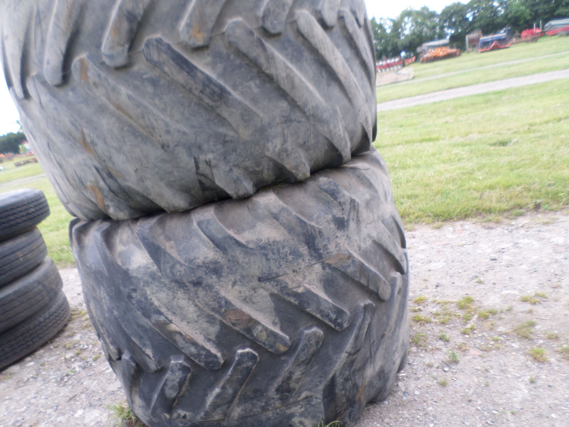 2 flotation wheels and tyres with changeable centres