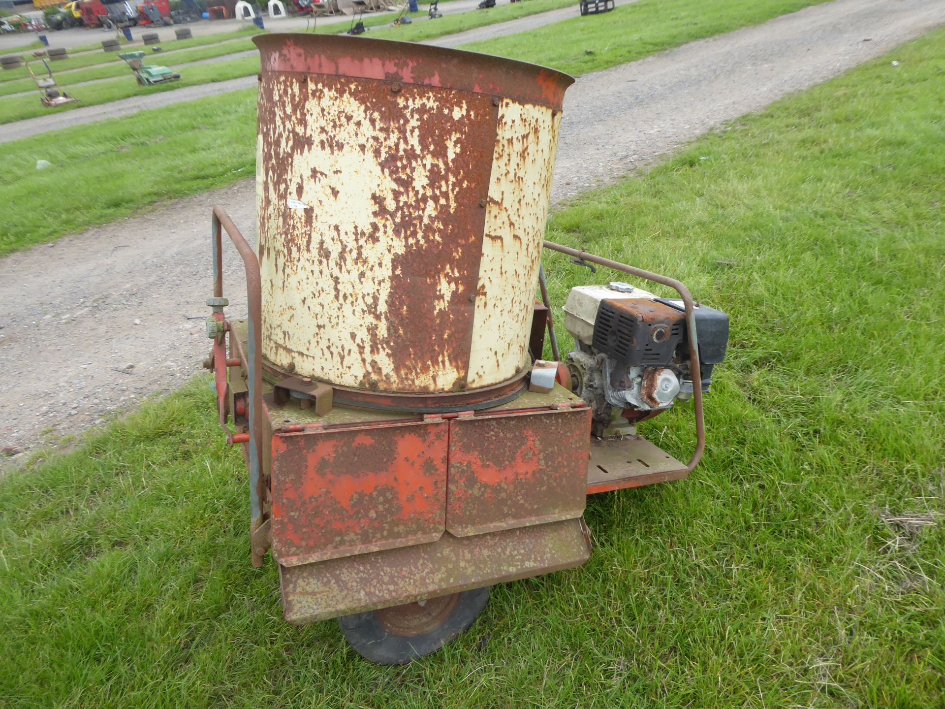 Small bale chopper Honda engine 11 HP engine NO VAT - Image 2 of 3