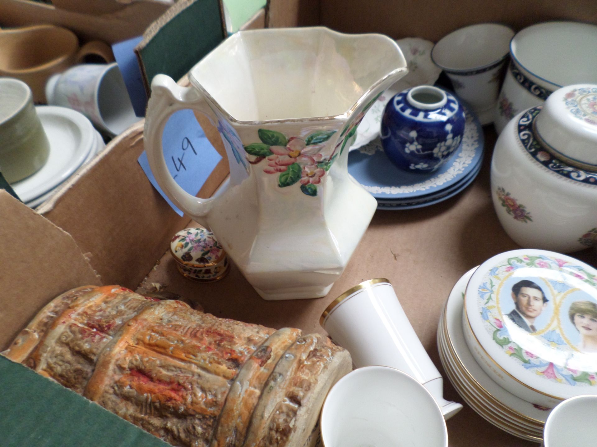 Box of ceramics including Coalport, Diana, Worcester mugs and Wedgwood - Image 5 of 5