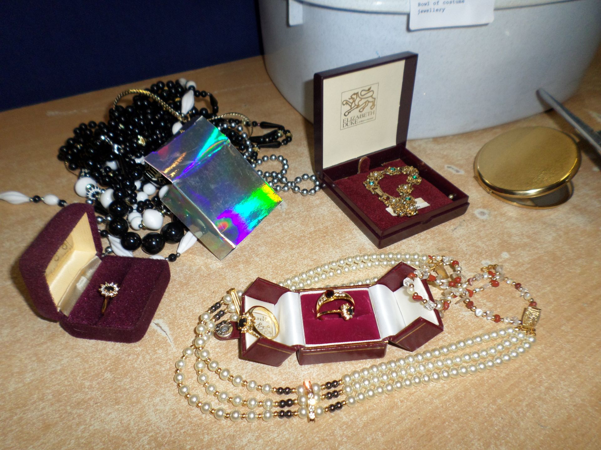 Bowl of costume jewellery - Image 3 of 3