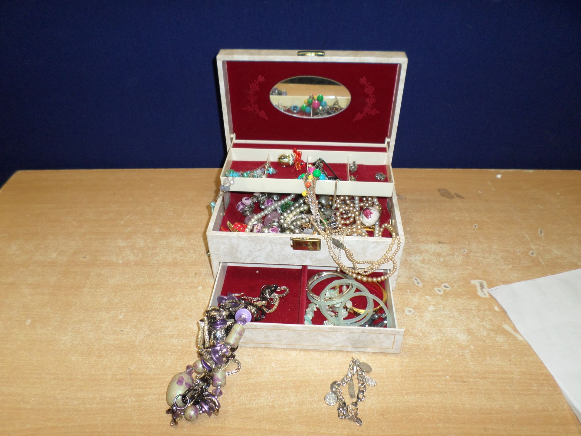 White box of jewellery - Image 2 of 2