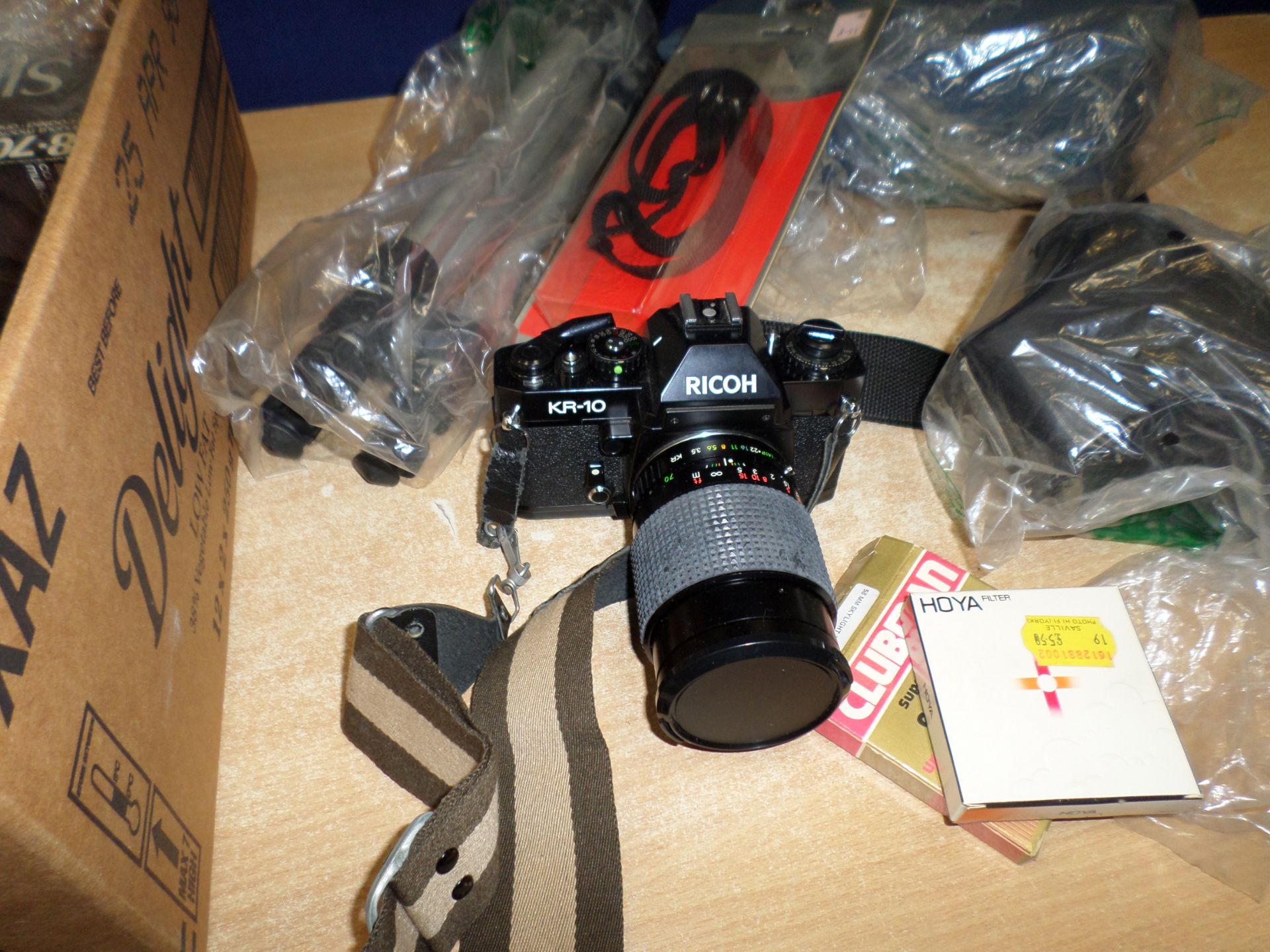 Box of 35 mm cameras & equipement - Image 2 of 2