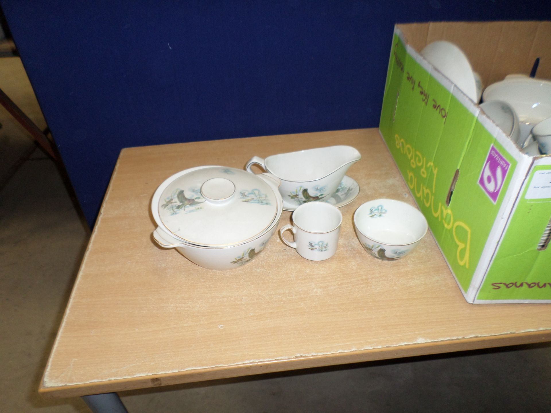 Box myott dinnerware - Image 3 of 3