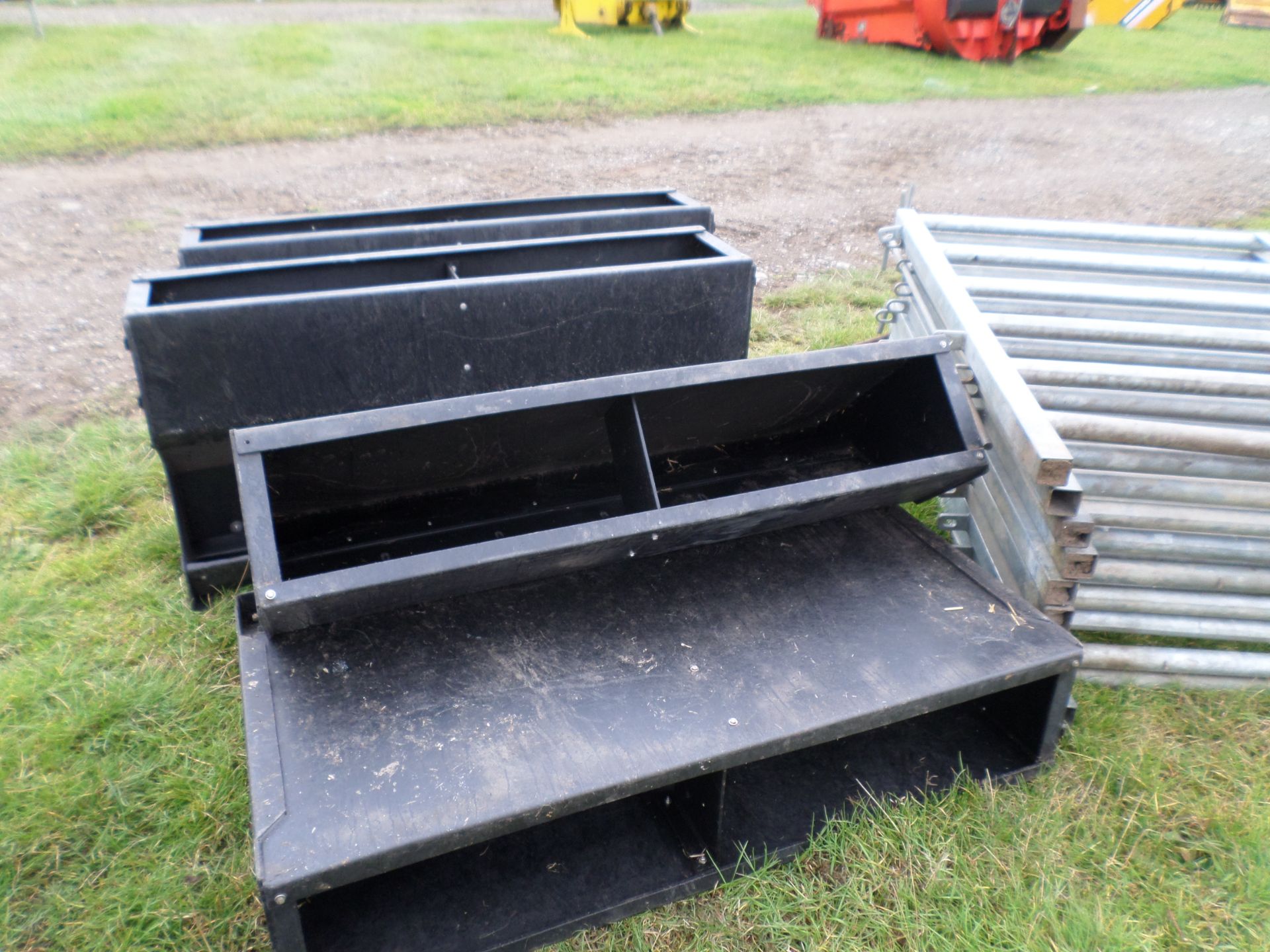 4 plastic piglet hoppers NO VAT - Image 2 of 2