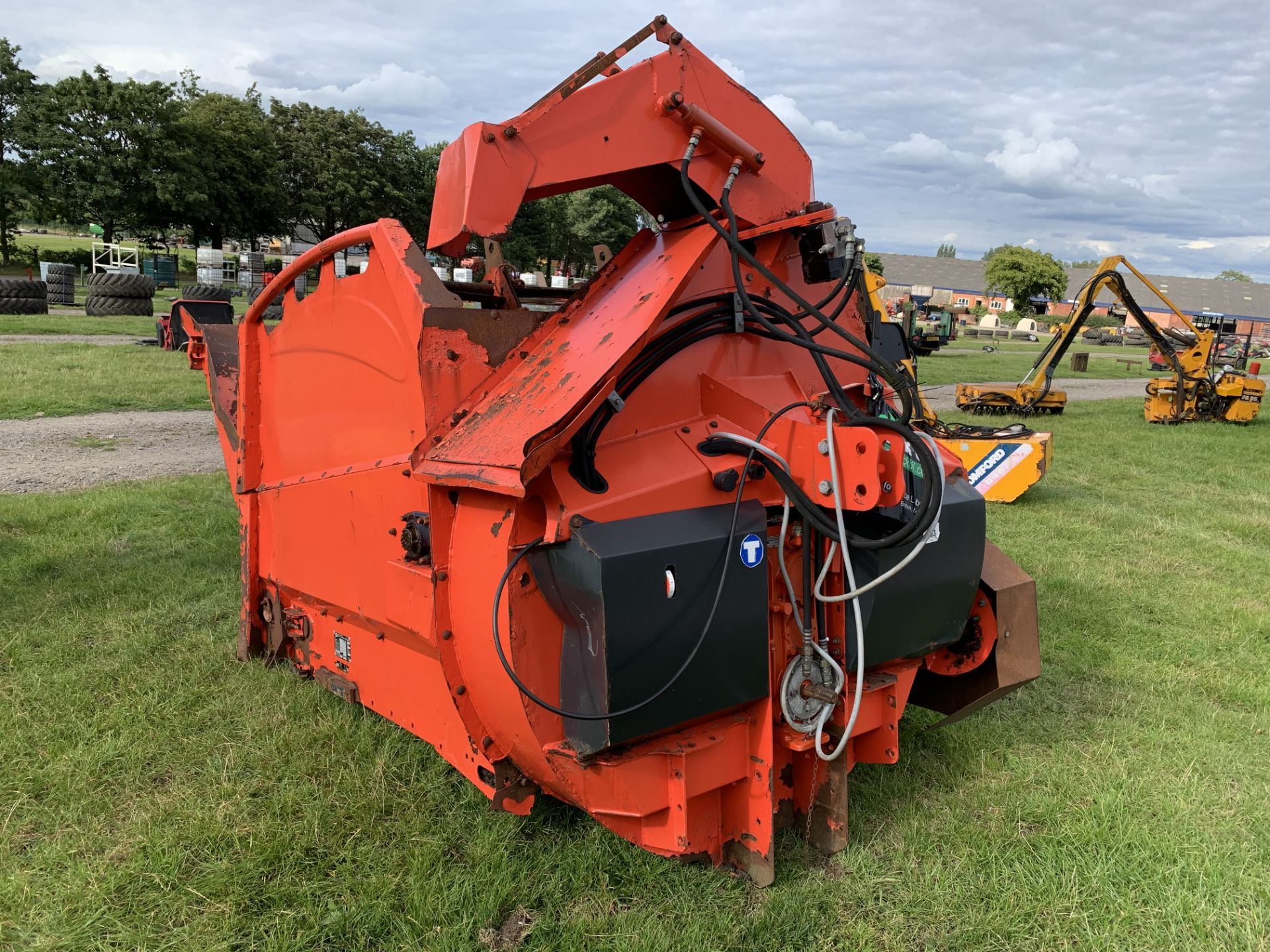 2007 Kuhn 2060M silage/straw chopper, electric controls