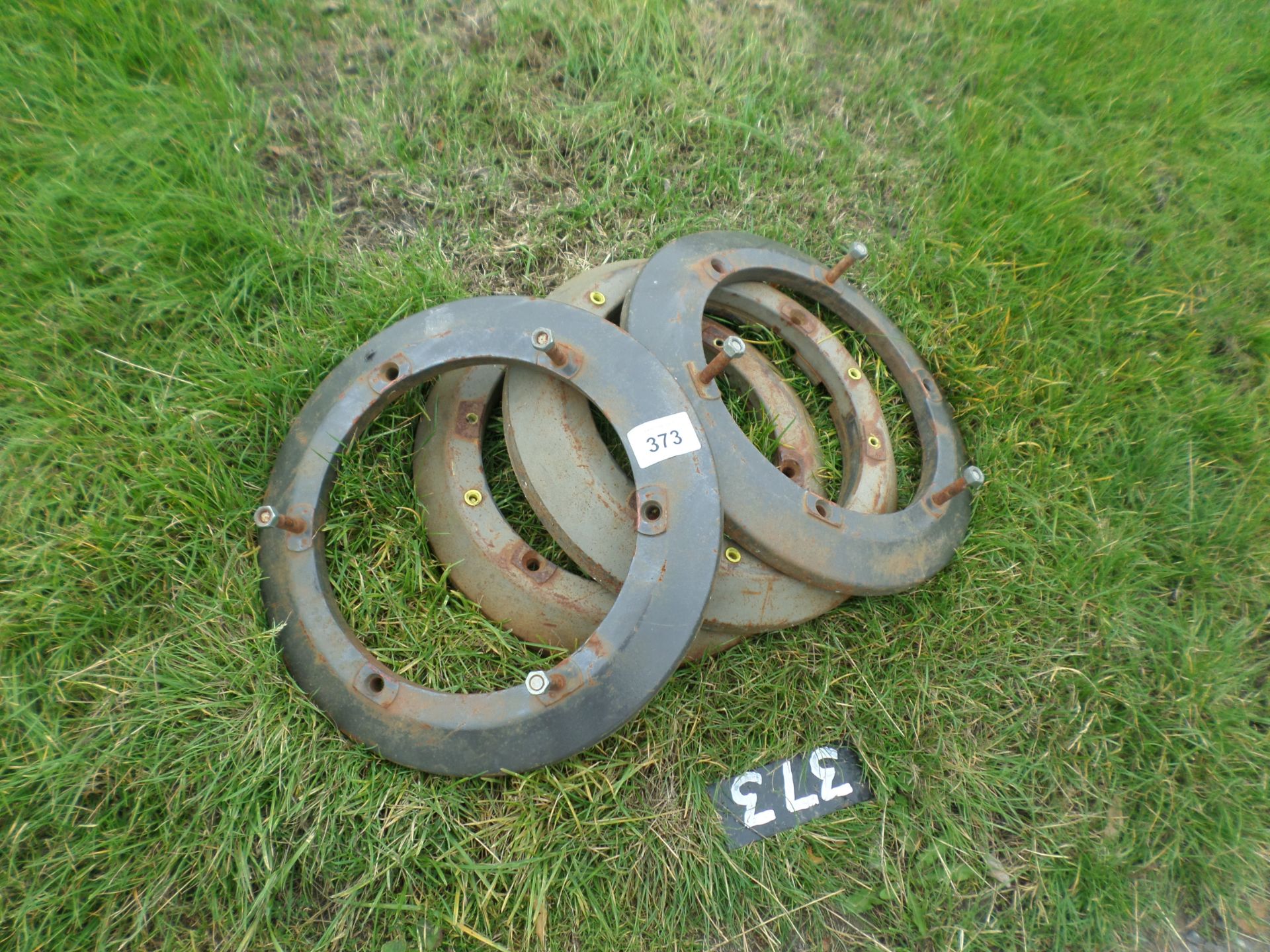 4 Claas rear wheel weights, 2 starter and 2 outer