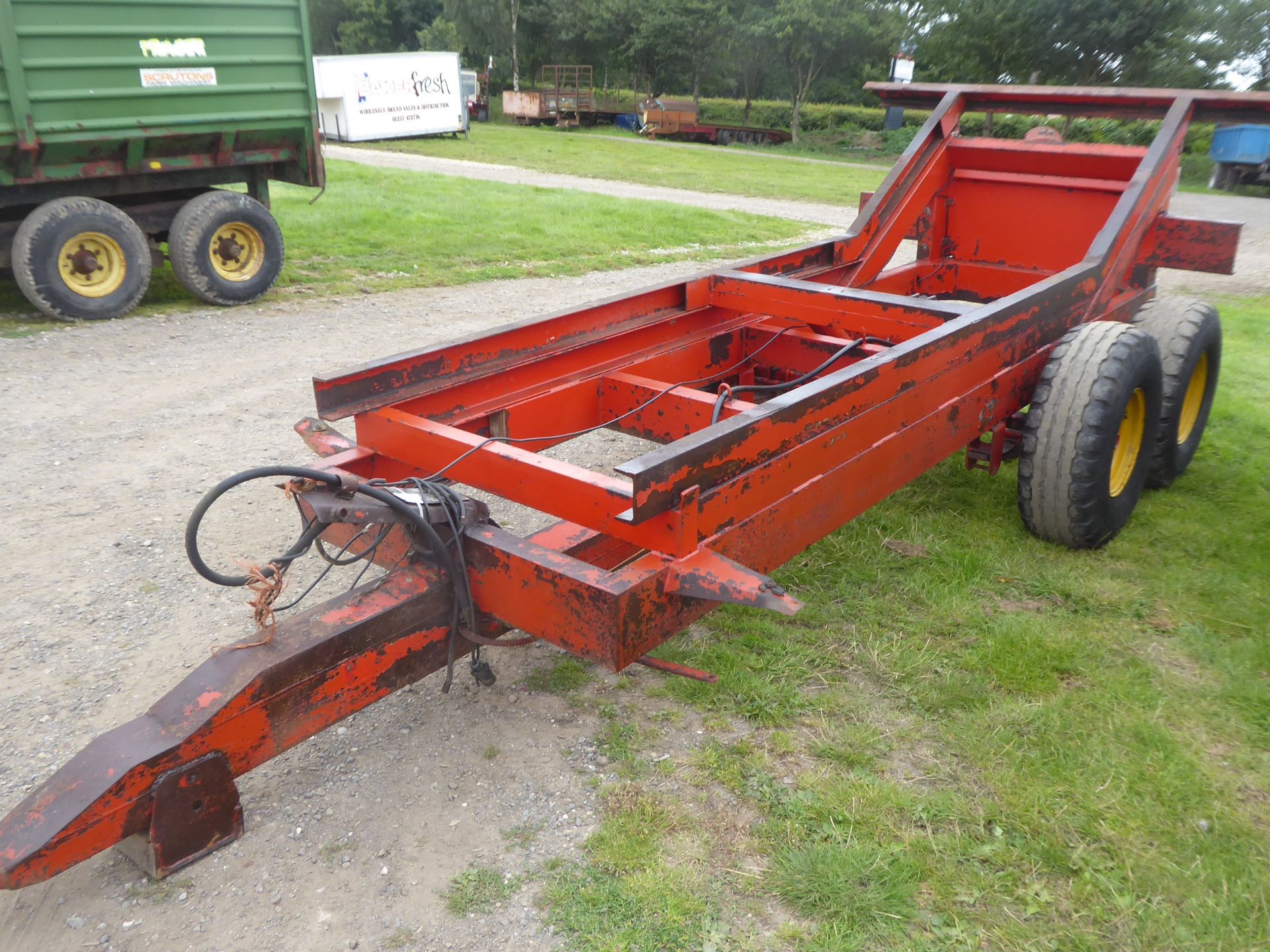 1995 Easterby 8T trailer chassis with tipping rams and upper body framework. Tips perfectly, working