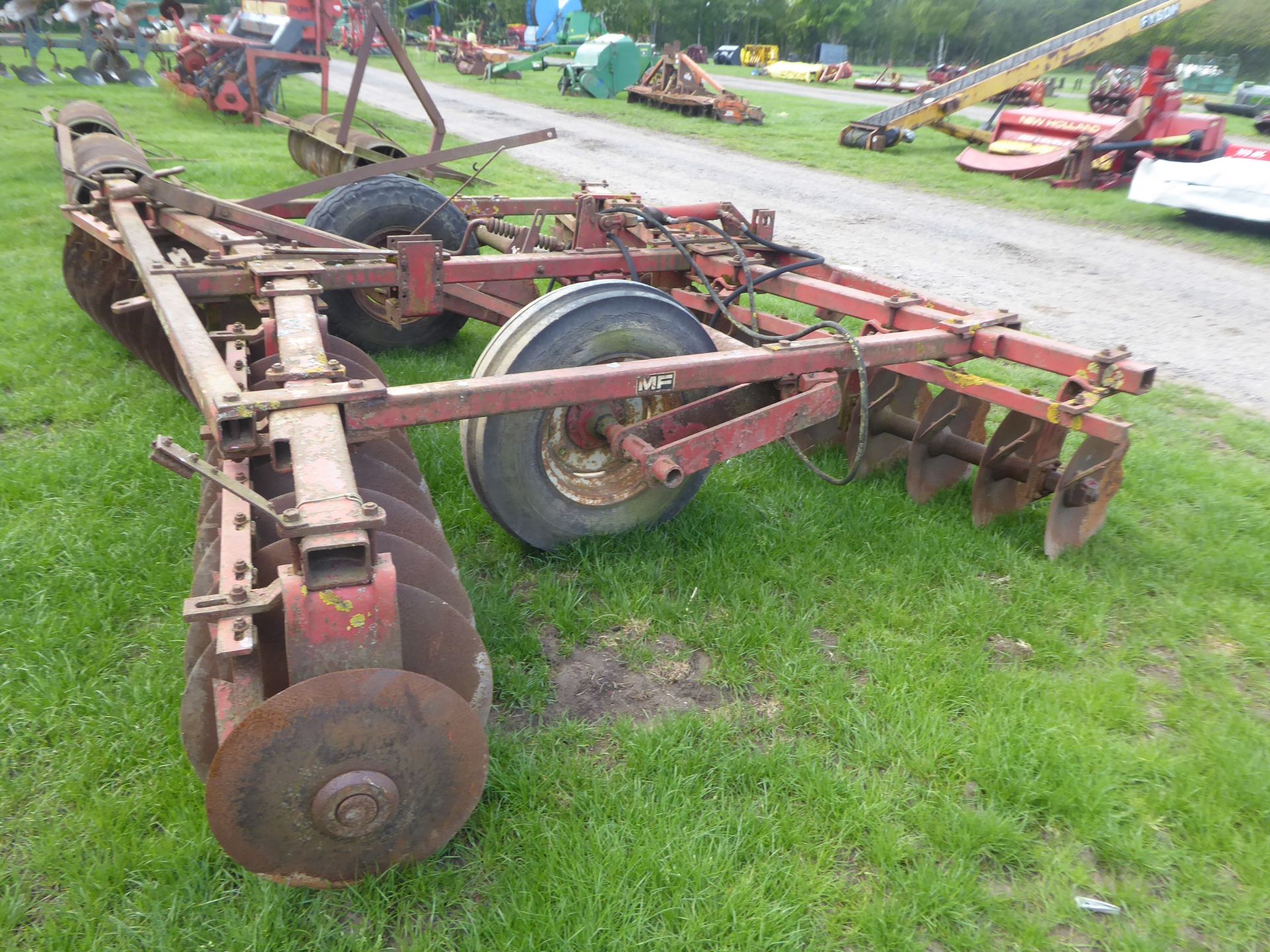 MF 520 disc harrows - Image 2 of 4