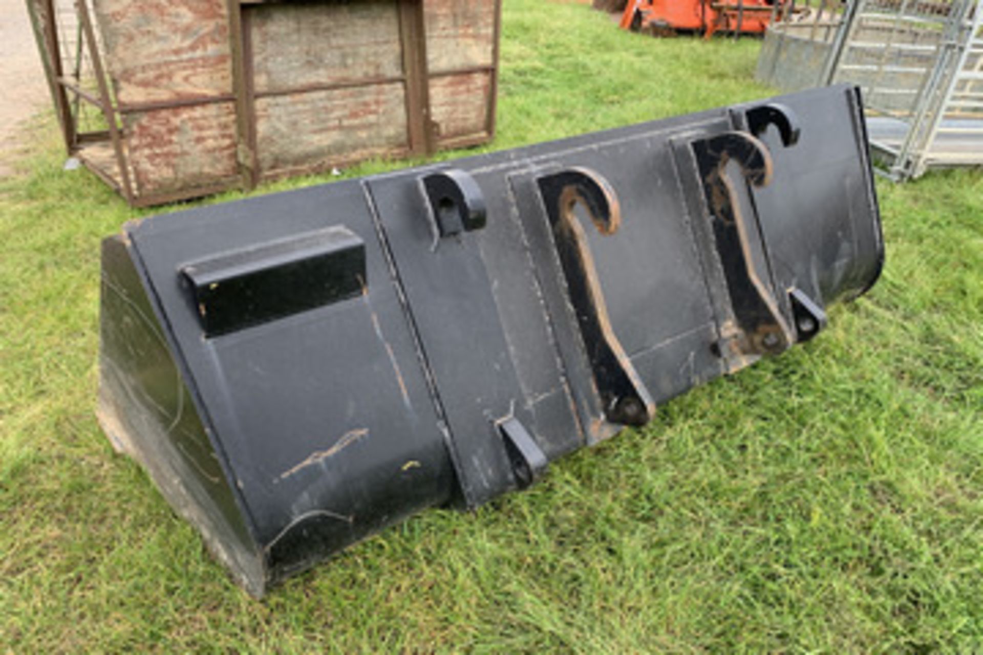 2.2 mtr Loader bucket c/w JCB Q-fit brackets & JCB compact brackets - Image 2 of 2