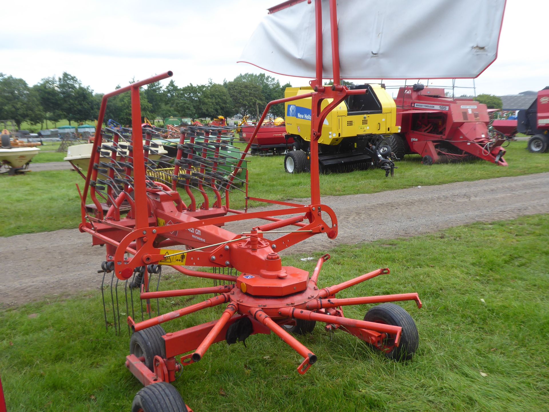 2014 Kuhn GA4121GM single rake, very good machine - Image 4 of 4