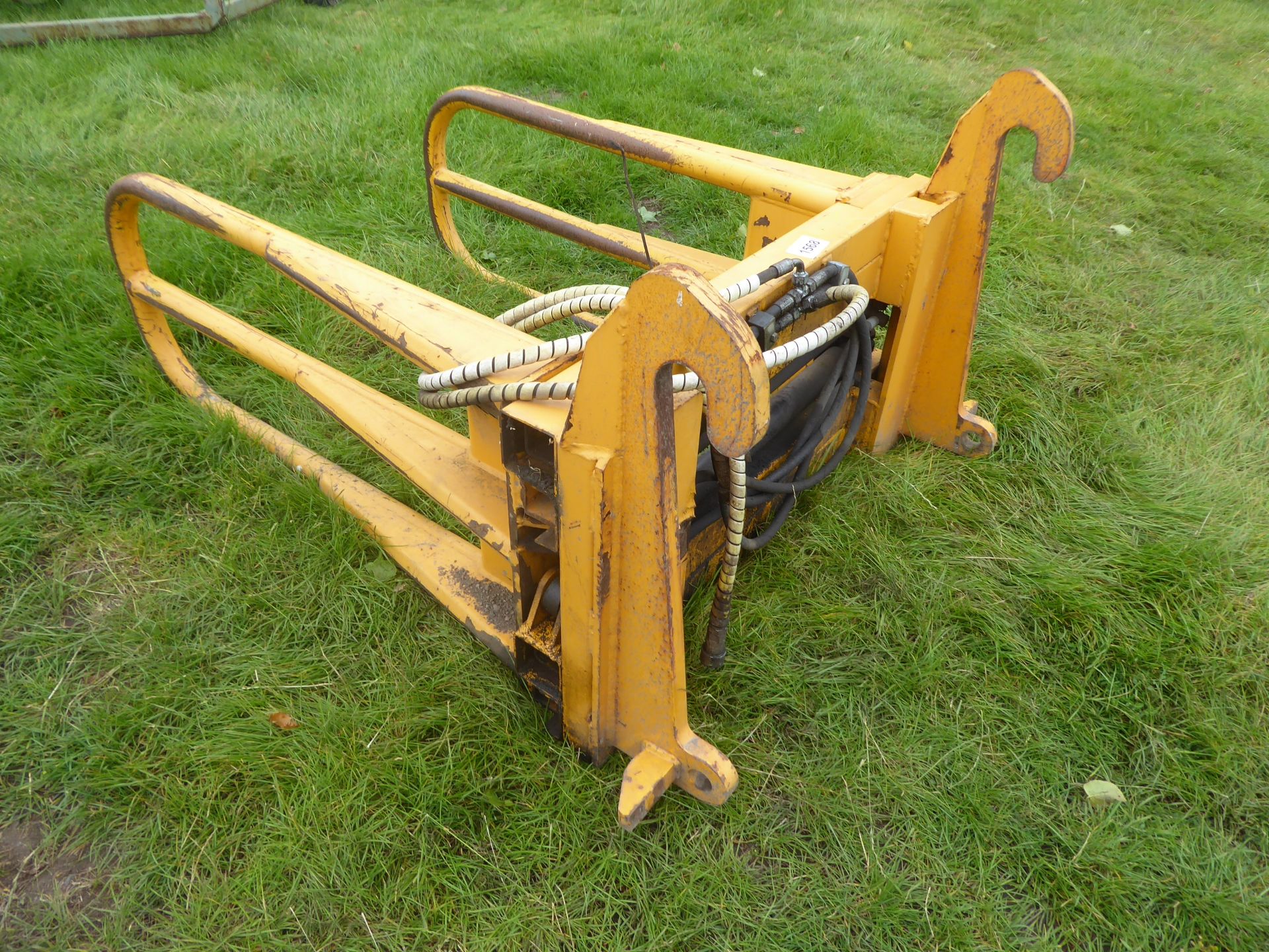 Square and round bale grab on JCB Q-fit brackets