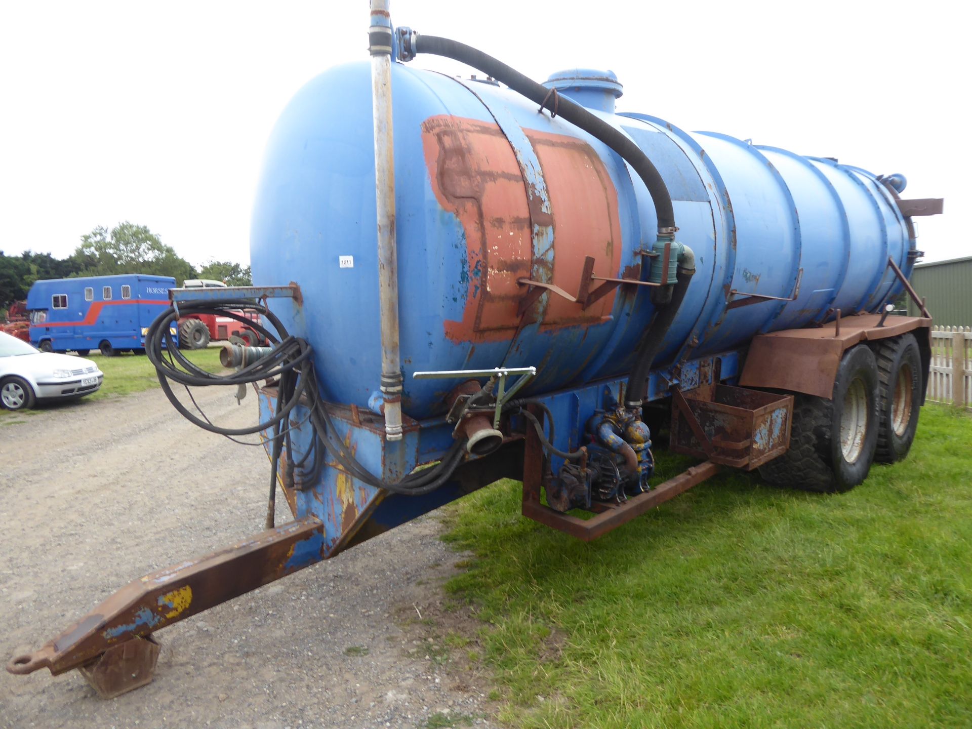 4500 gallon tandem axle slurry tanker c/w hydraulic pump and vacuum pump on 600/55/26.5 wheels