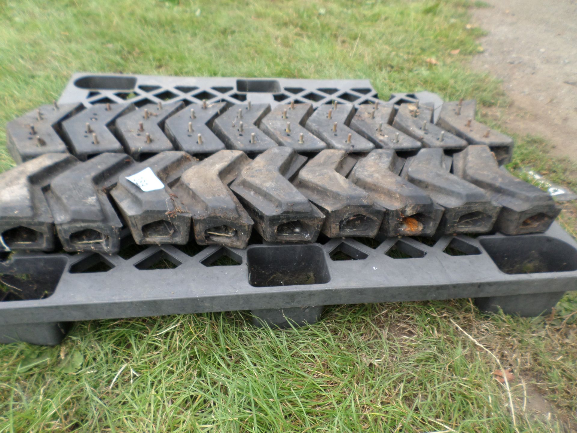 19 chevron grip sections for skidsteer 24cm across, 4 studs - Image 2 of 2