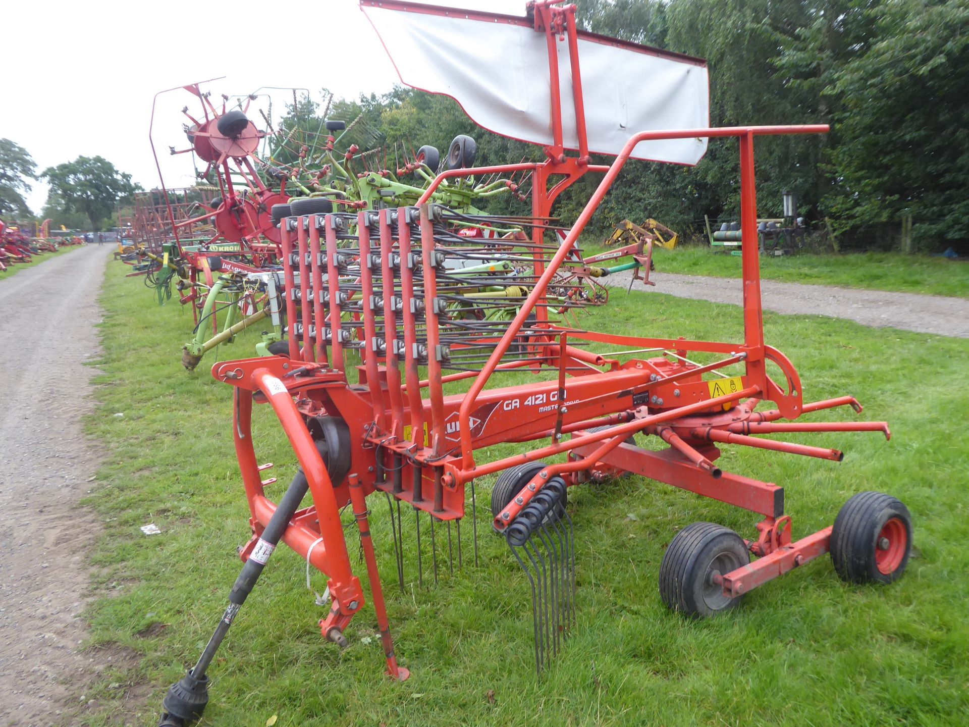 2014 Kuhn GA4121GM single rake, very good machine - Image 3 of 4