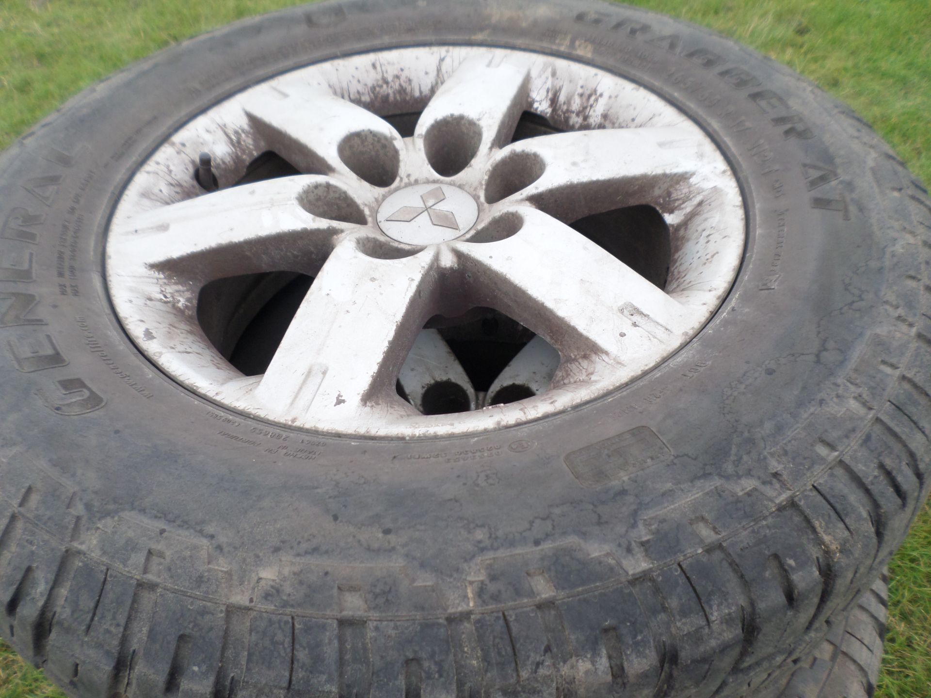 5 alloy wheels and tyres for Mitsubishi Shogun 265/65/17 NO VAT - Image 2 of 2
