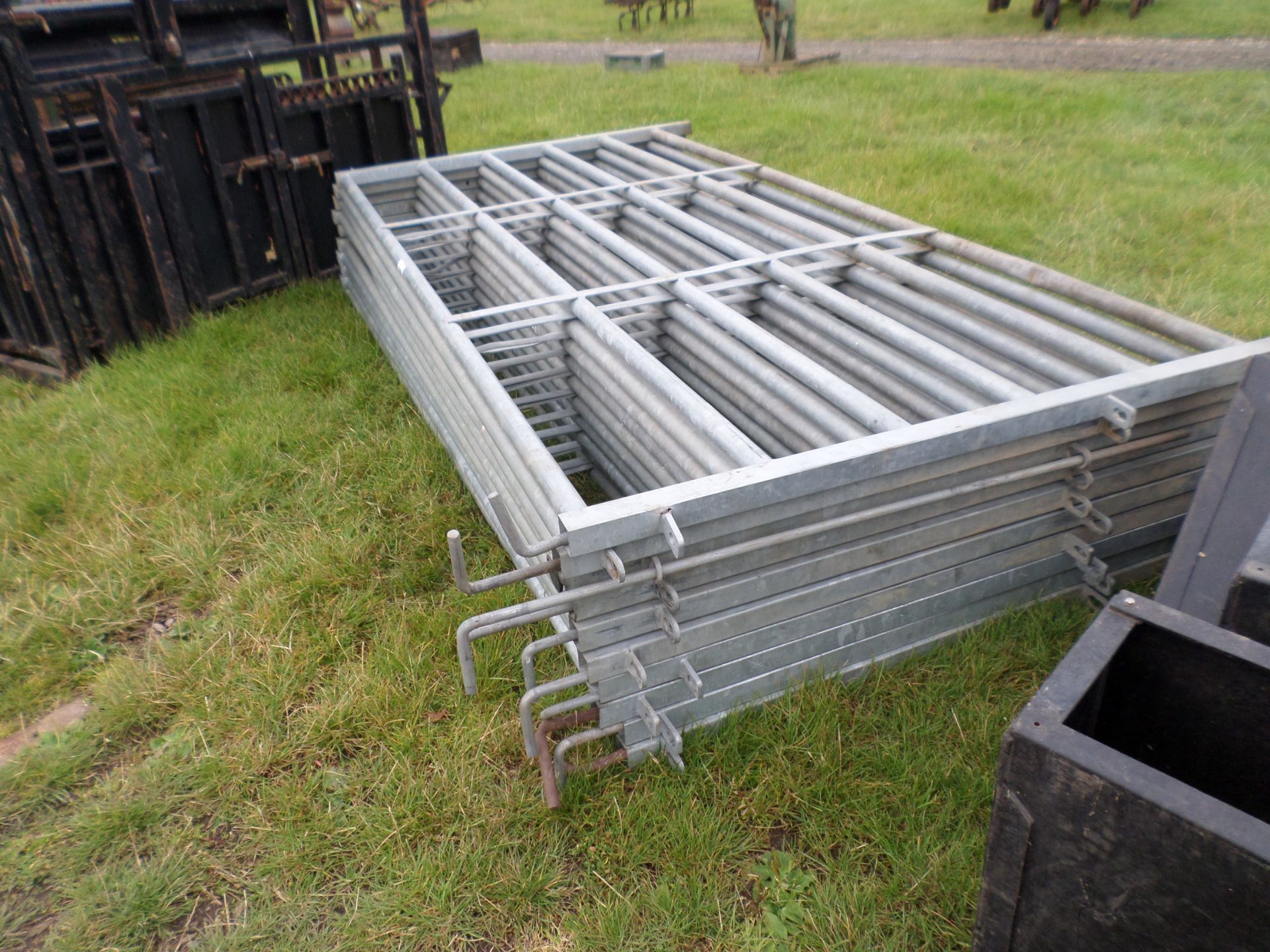 10 x 10ft cattle hurdles with pins NO VAT - Image 2 of 2