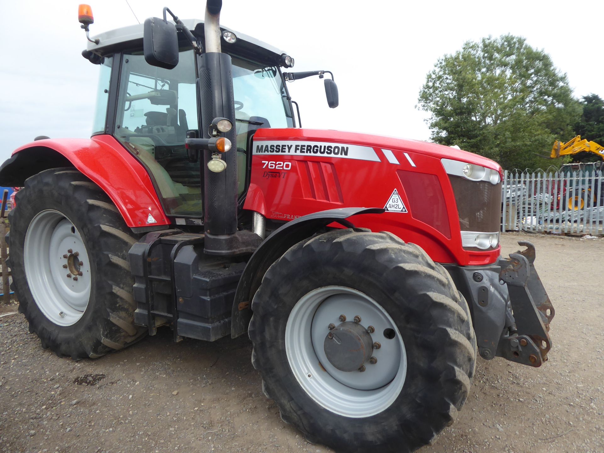Massey Ferguson 7620 Exclusive 4wd tractor c/w VT gearbox, 150ltr/min hydraulic pump, 4T front - Image 2 of 5