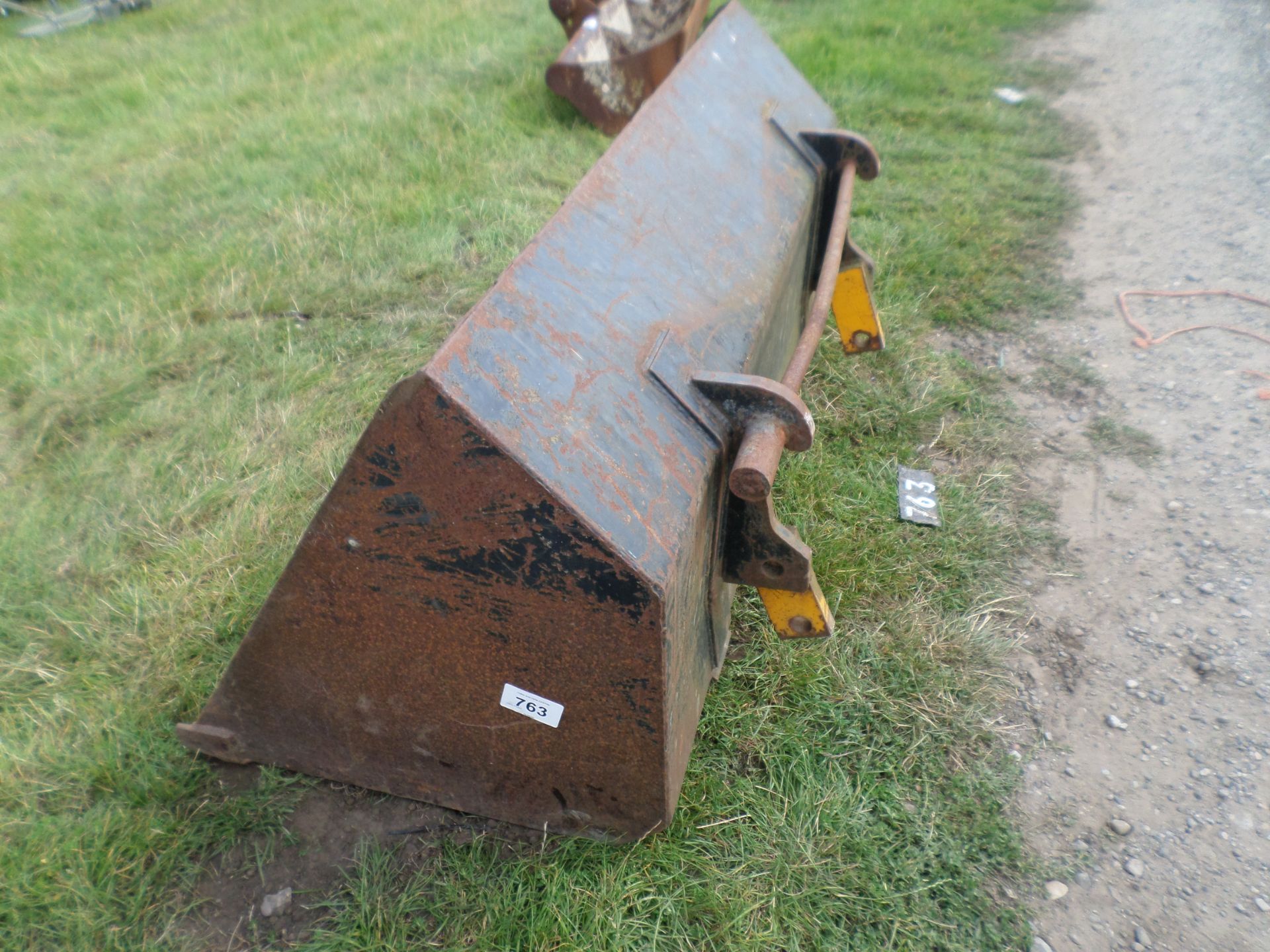 Tractor bucket