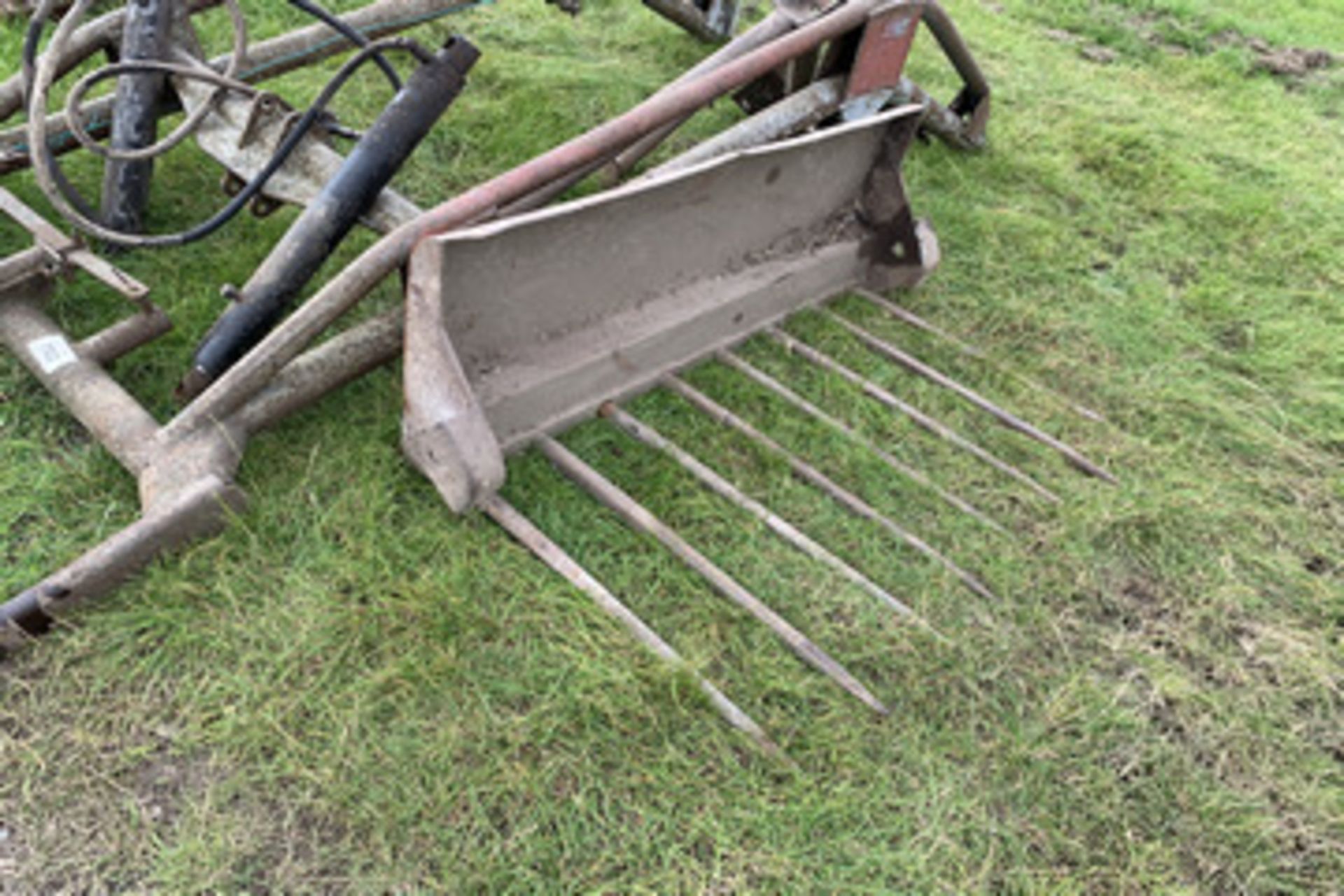 Loader and muck fork for Massey Ferguson 35 NO VAT - Image 2 of 2