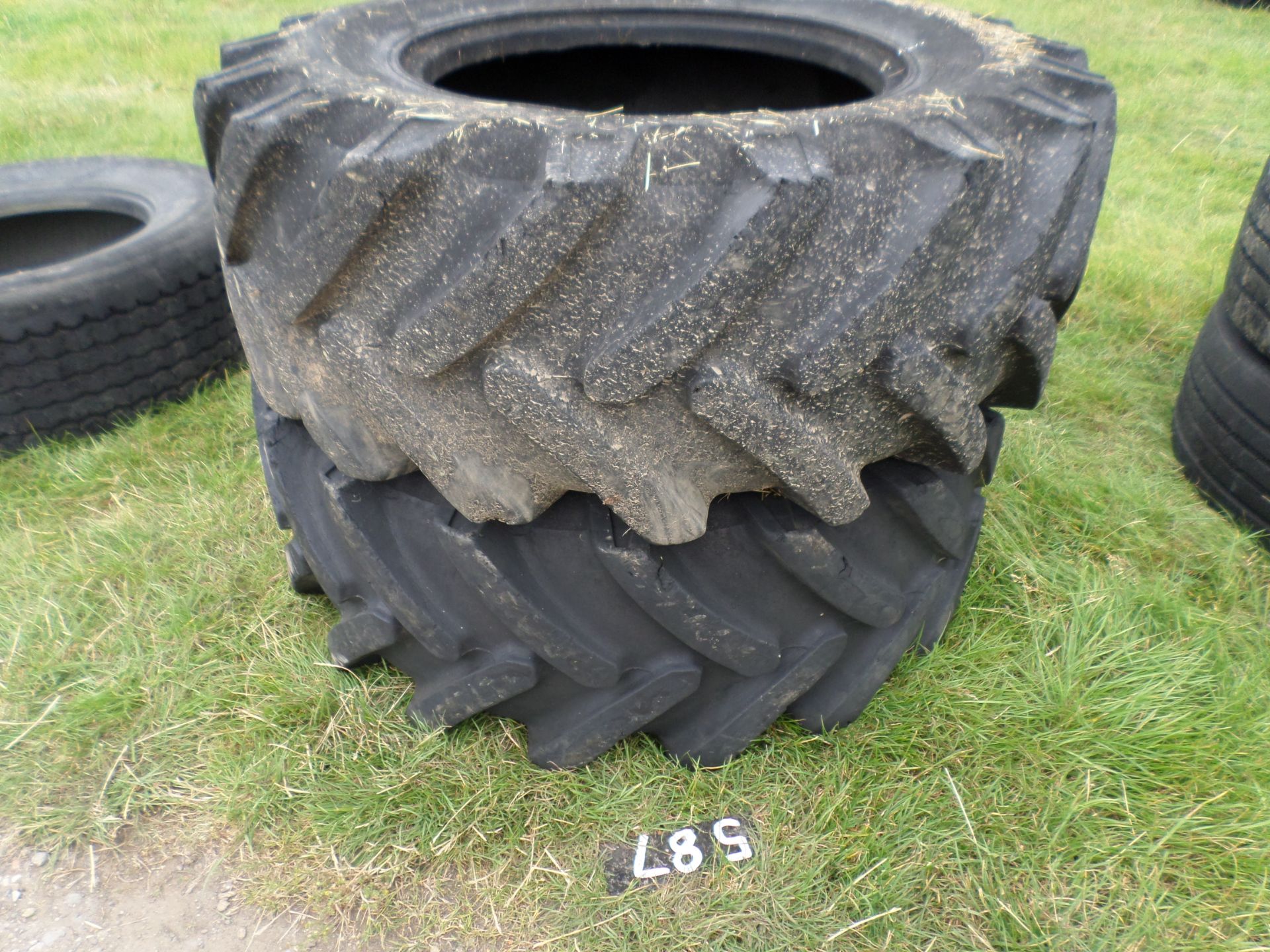 Pair of 17.5 x 24 JCB teleporter tyres - Image 2 of 2