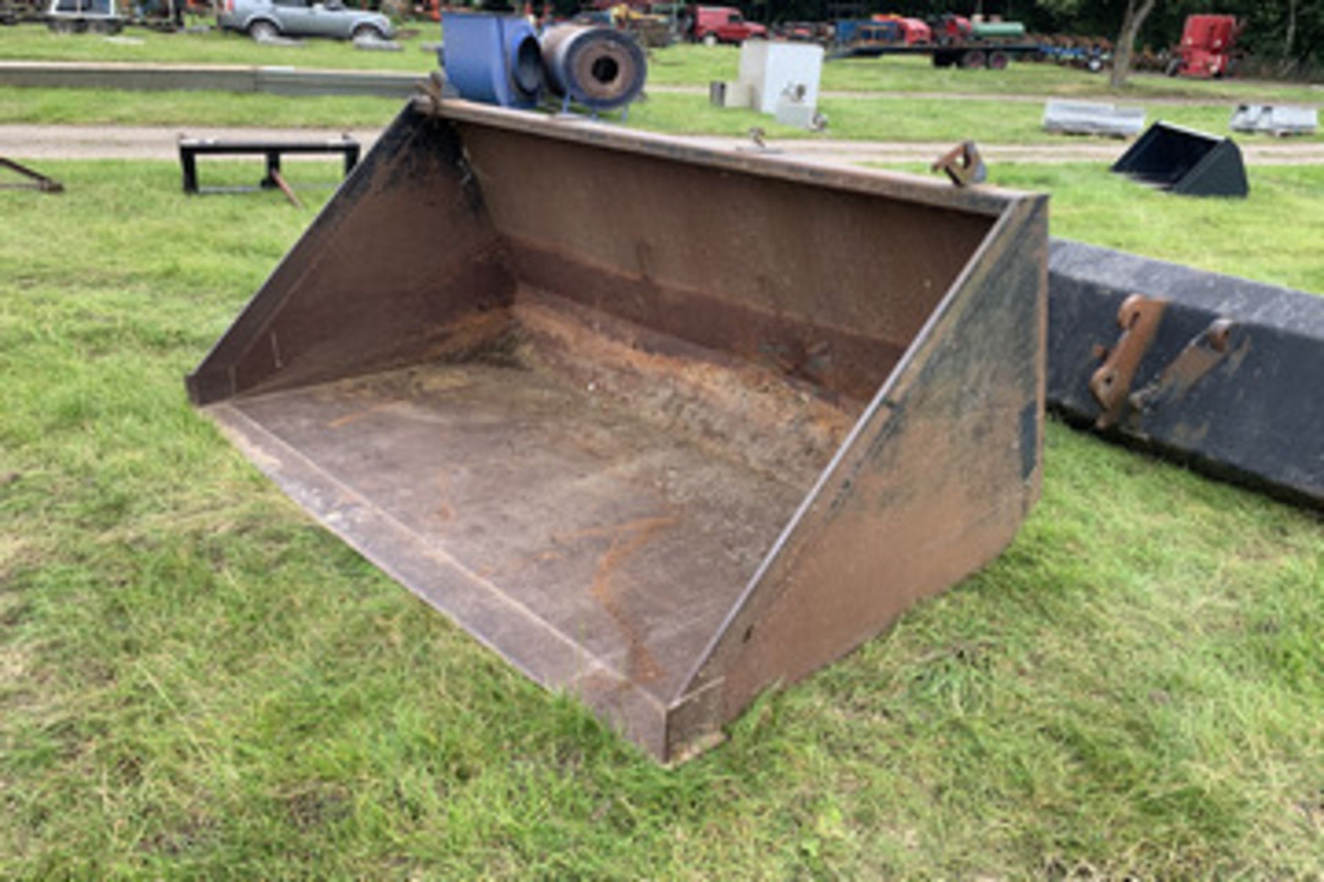 Loader bucket with Euro brackets and JCB compact brackets, 7'7"