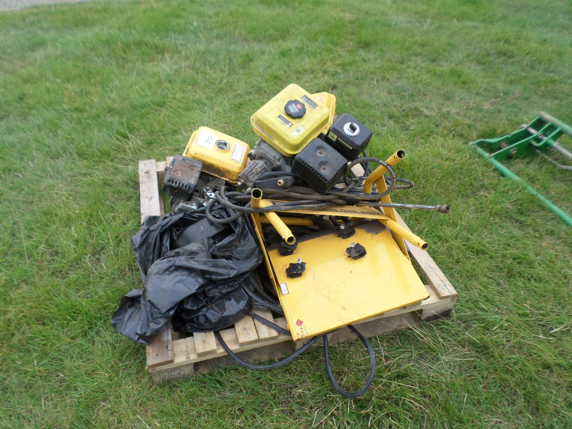 Selection of petrol pressure washers, 1 working and 3 spares/repair