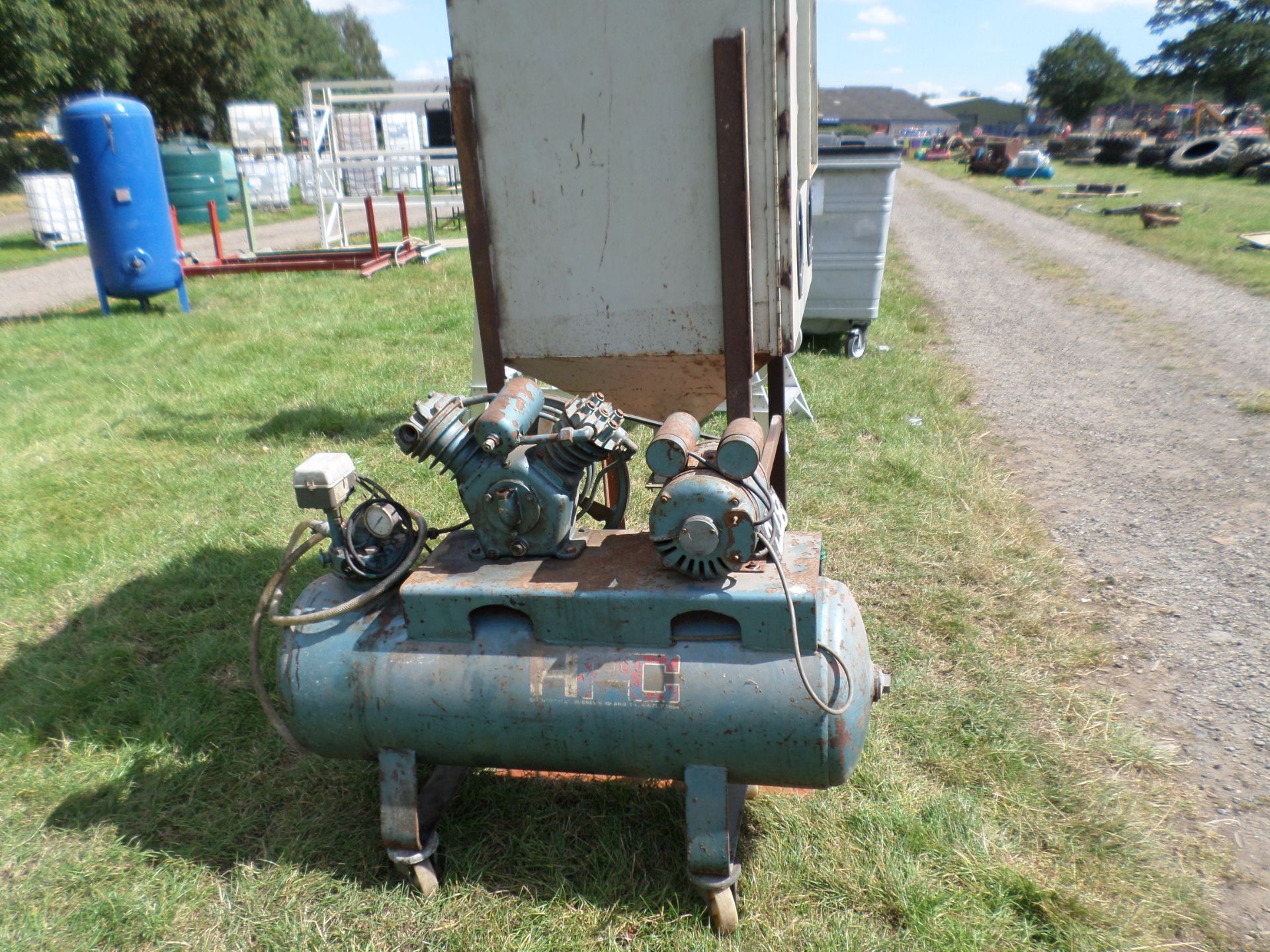 Shot blast cabinet with extractor and compressor NO VAT - Image 2 of 2