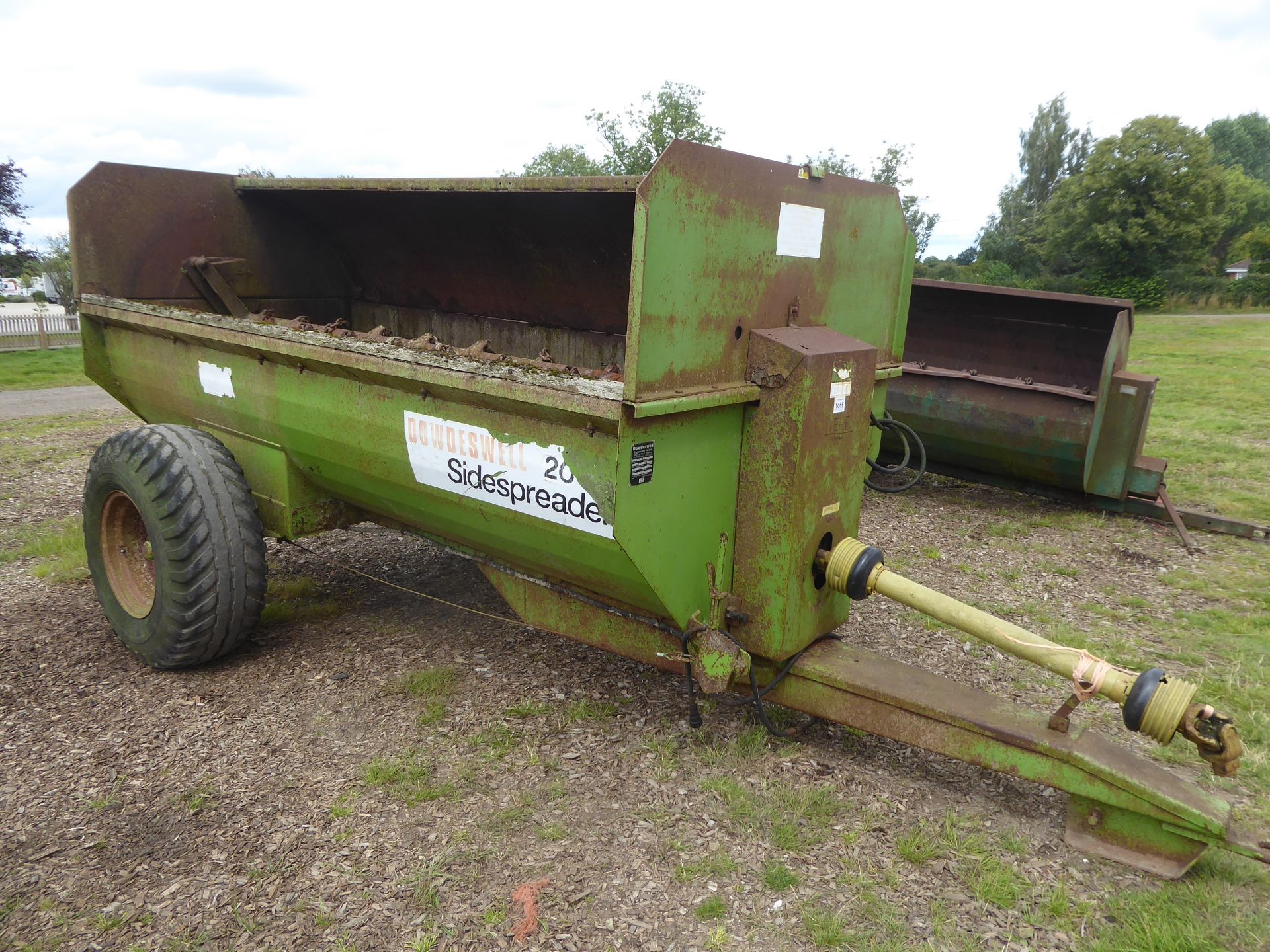 Dowdeswell muck spreader with PTO and brakes, little use