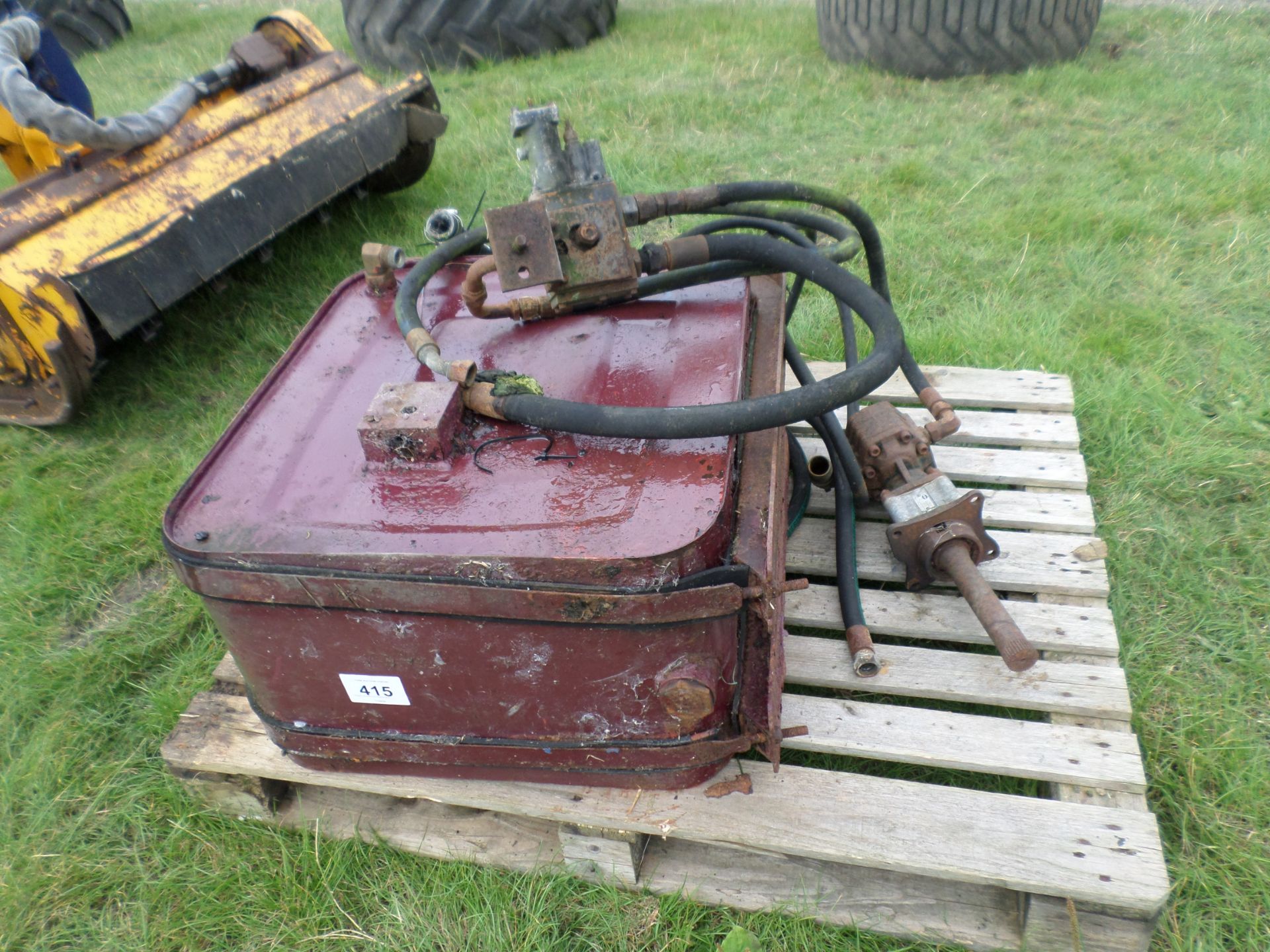 Wagon oil tank and tipping gear