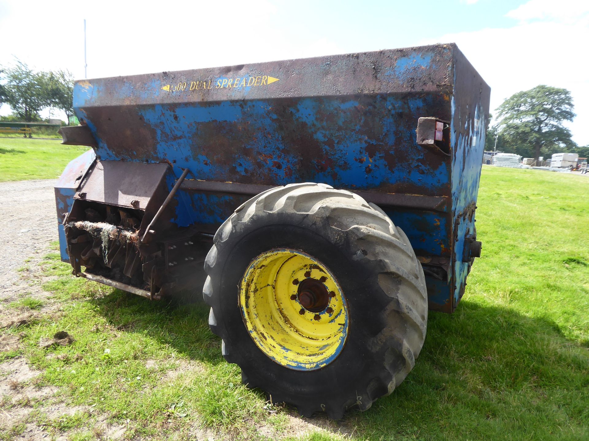 West 1300 dual spreader, stone trap - Image 3 of 3