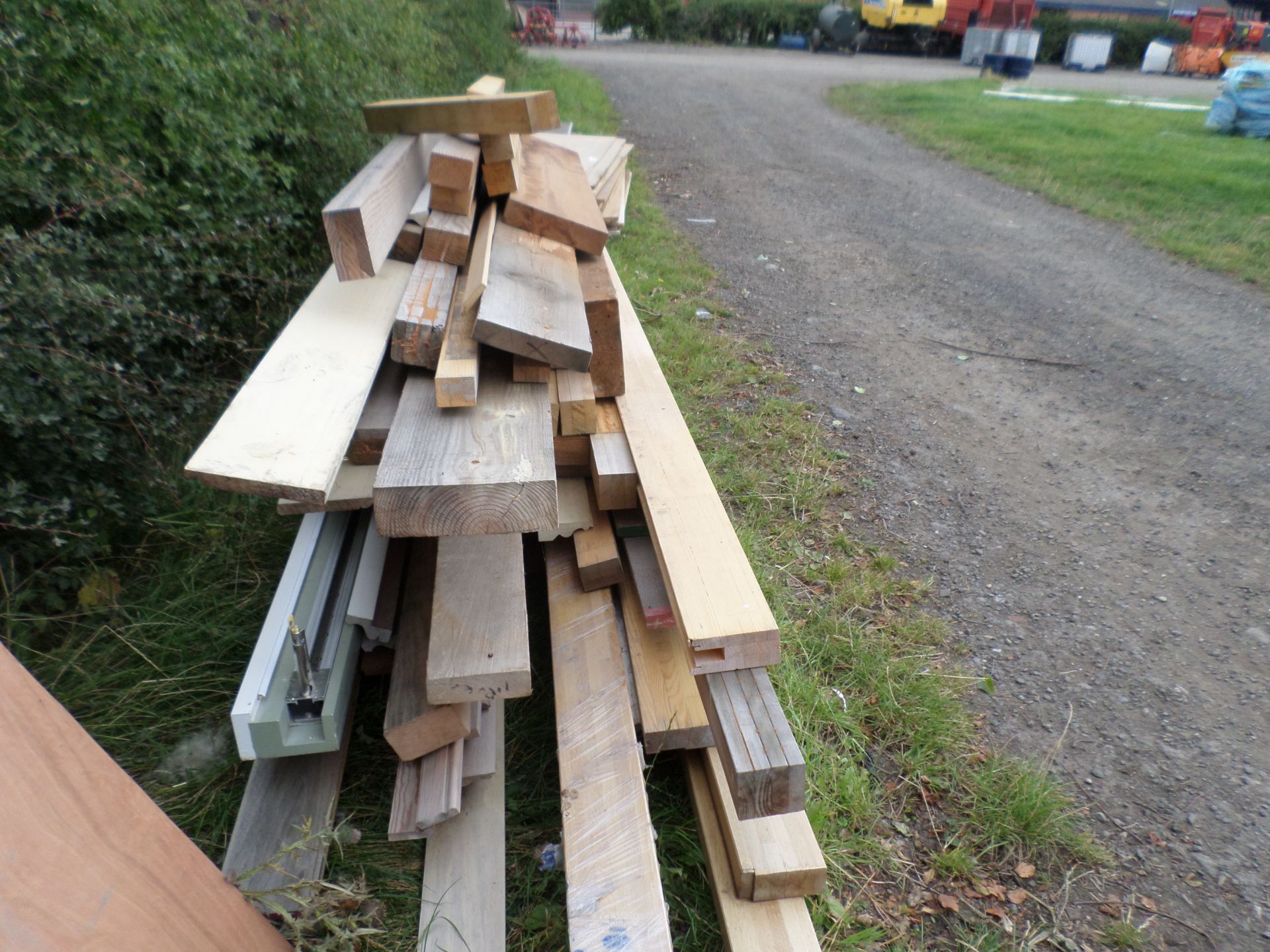 Pallet of miscellaneous wood including some hardwood NO VAT - Image 3 of 3