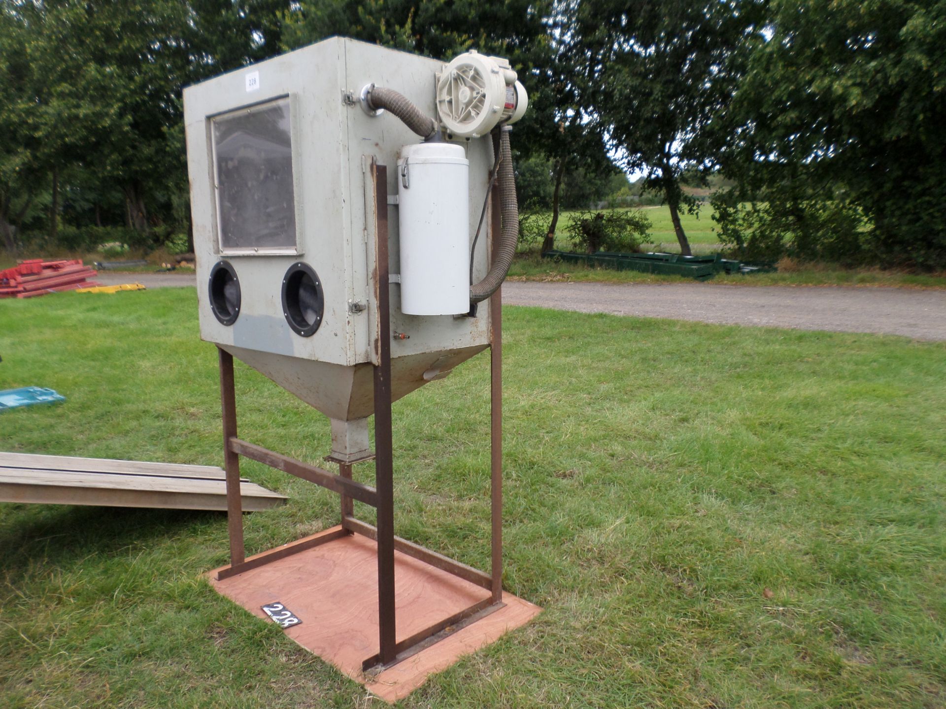 Shot blast cabinet with extractor and compressor NO VAT