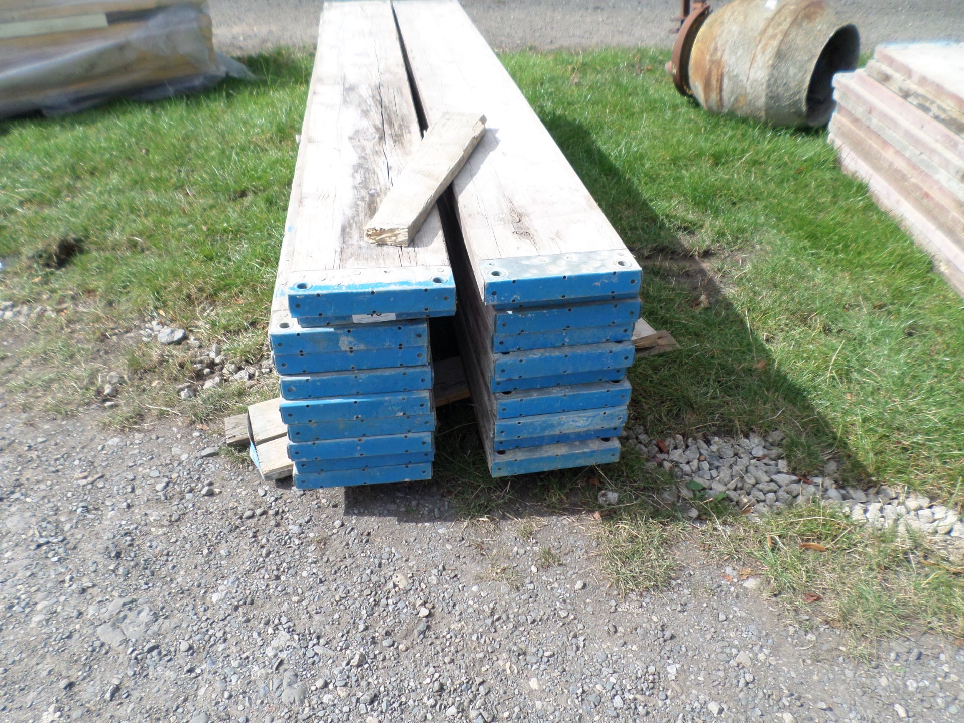 Assorted lengths of heavy duty scaffold planks - Image 2 of 2