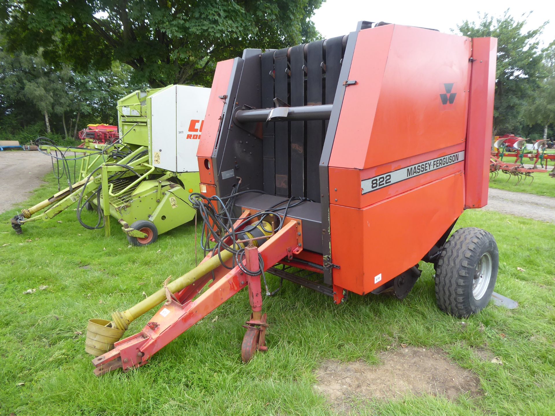 MF 822 Round Baler