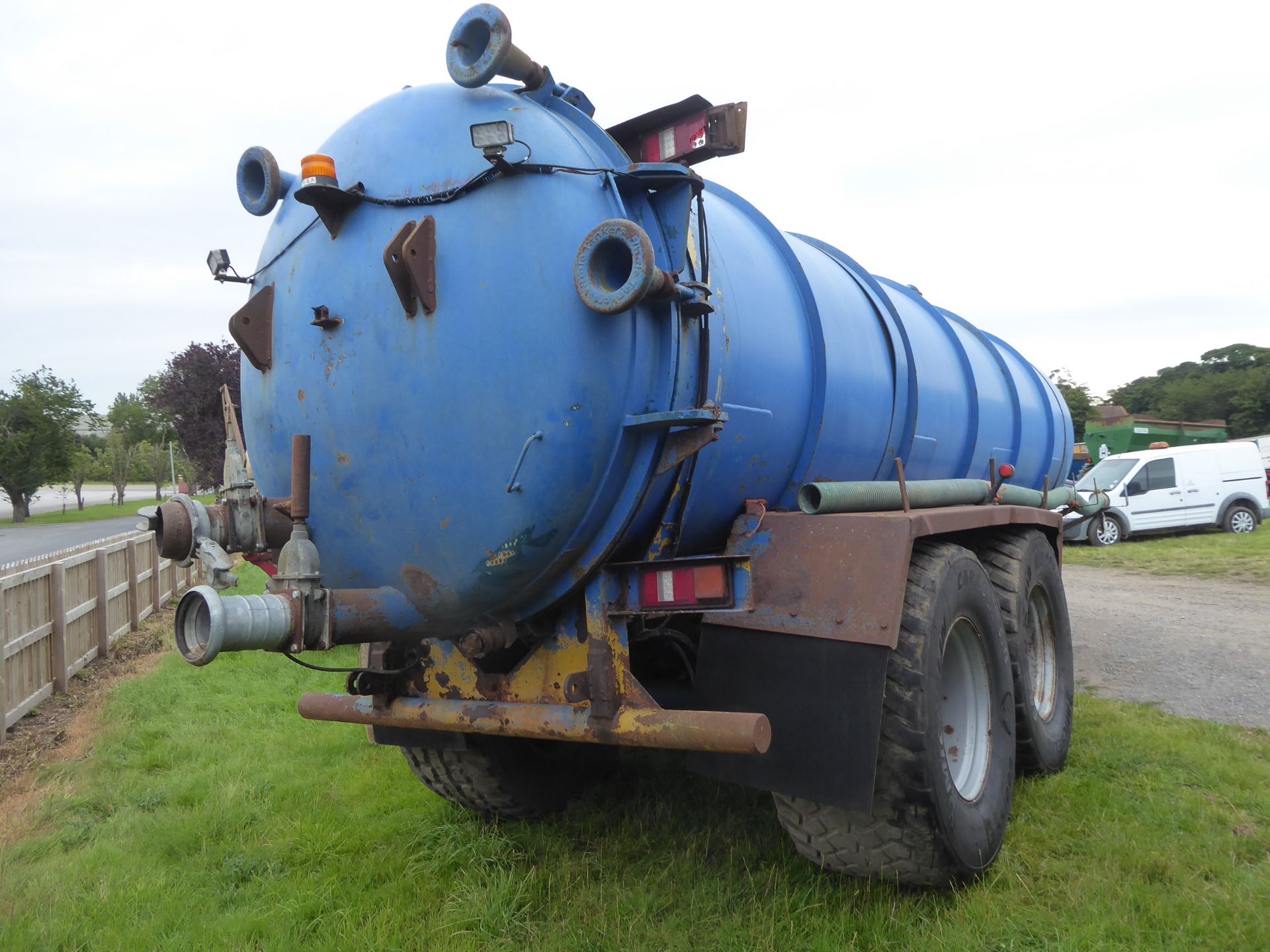 4500 gallon tandem axle slurry tanker c/w hydraulic pump and vacuum pump on 600/55/26.5 wheels - Image 2 of 2