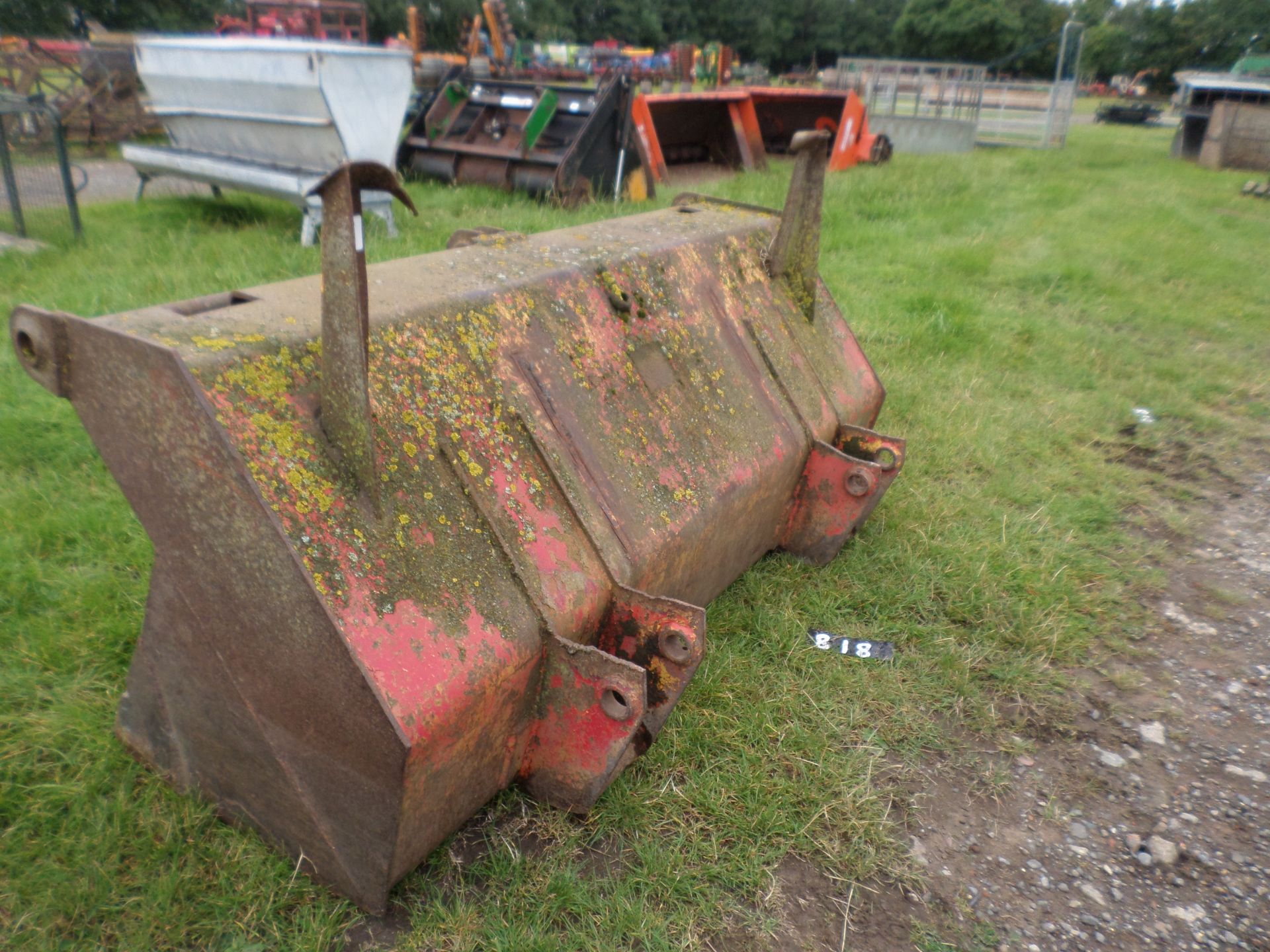 Front bucket off JCB with tines