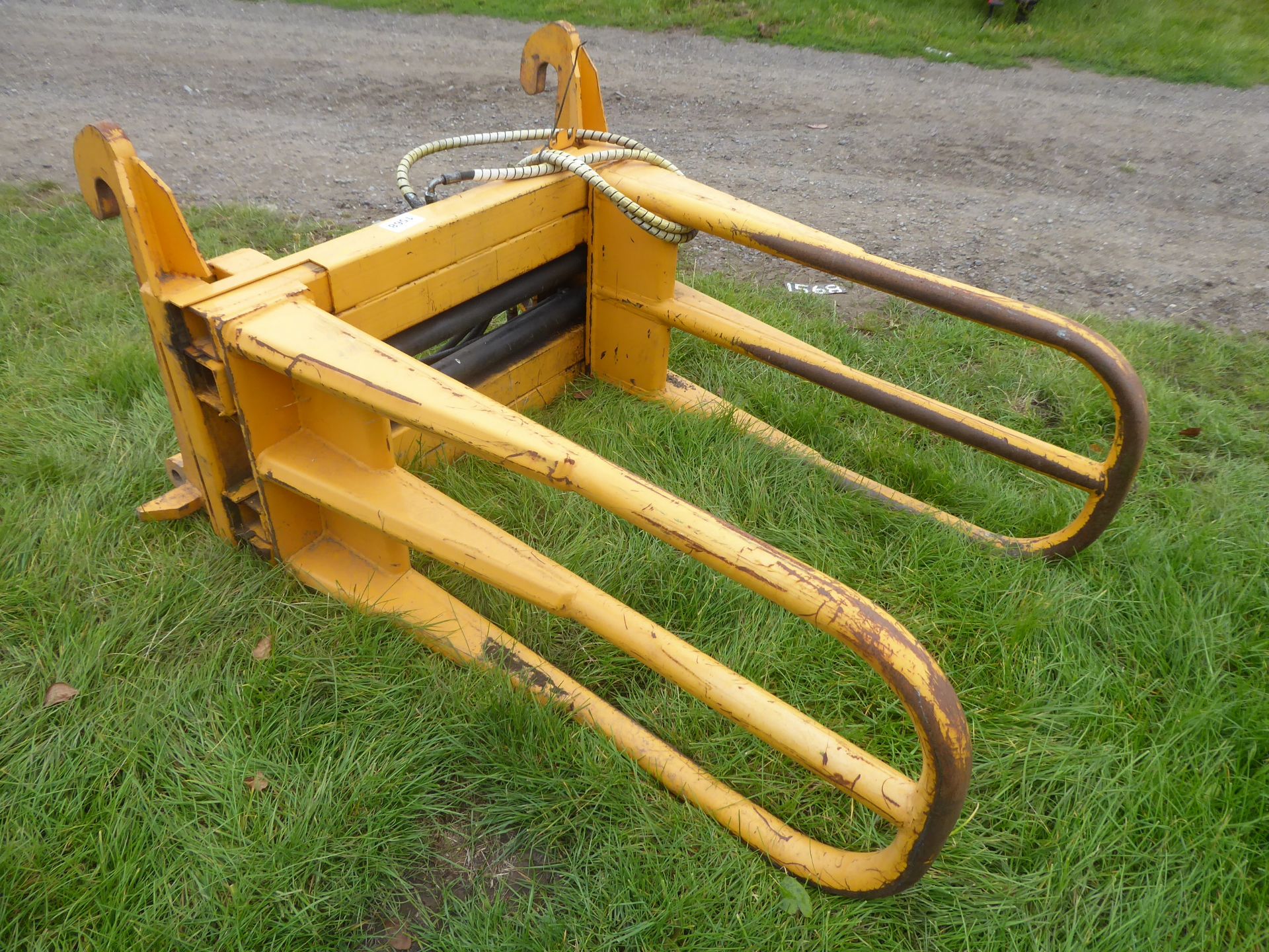 Square and round bale grab on JCB Q-fit brackets - Image 2 of 2