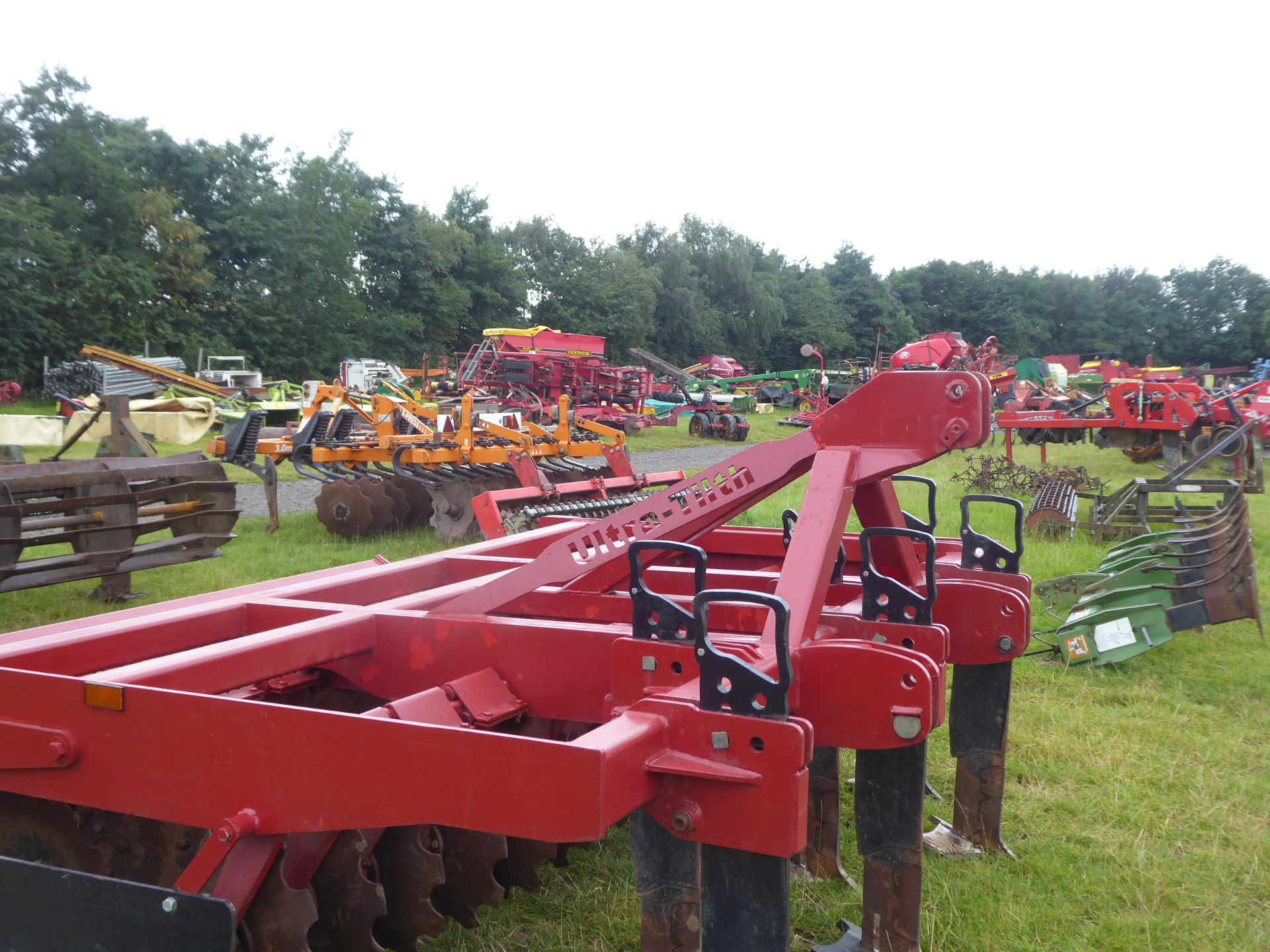 Spaldings 3 leg flat lift, vgc, depth wheels, leading discs, cultivating disc assembly, levelling - Image 2 of 5