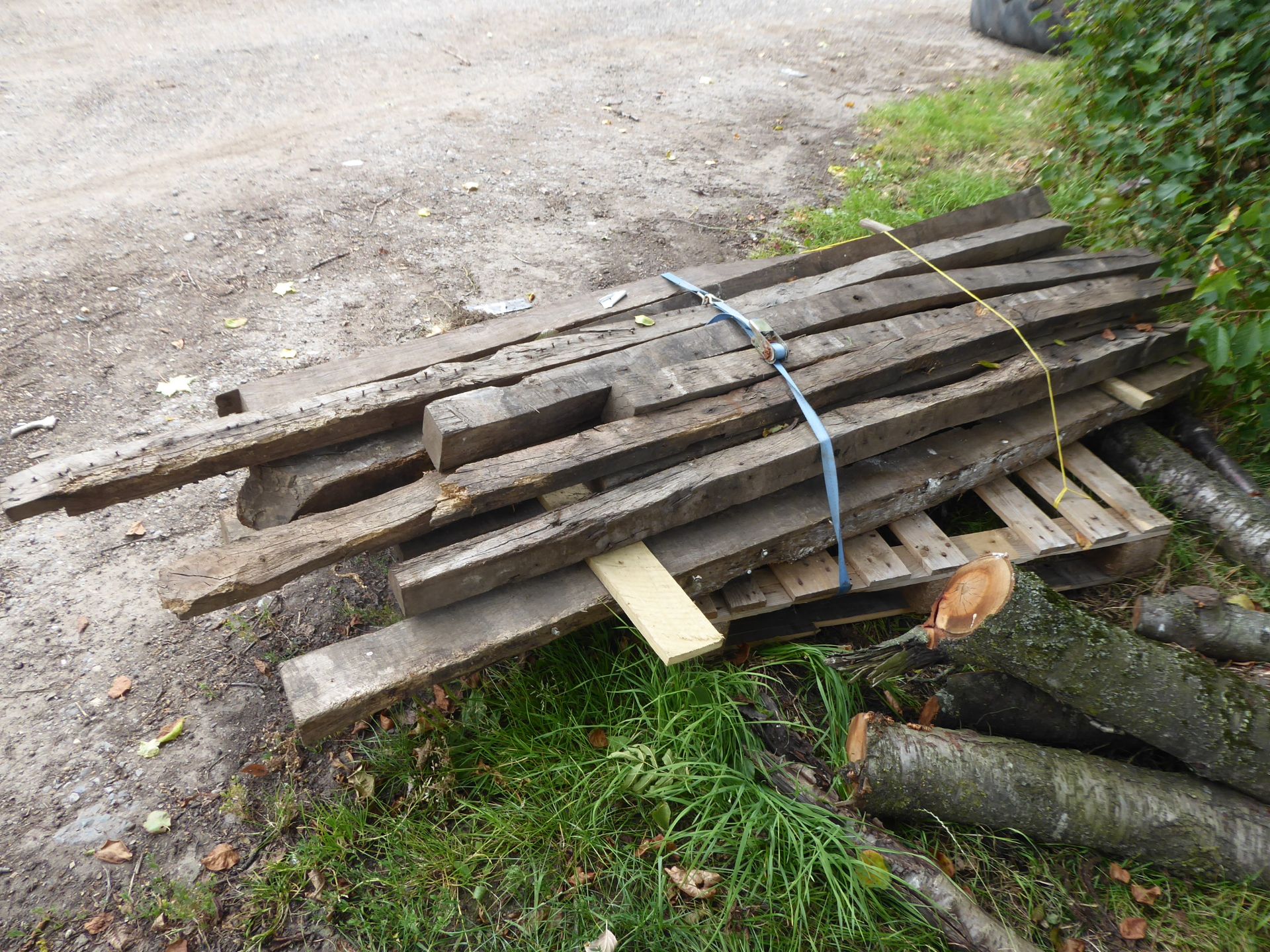 Pallet of oak beams - Image 2 of 2