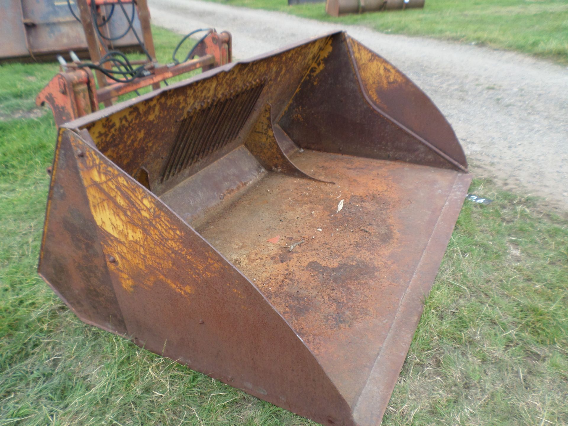 7' Grain bucket on tipping backplate - Image 2 of 2