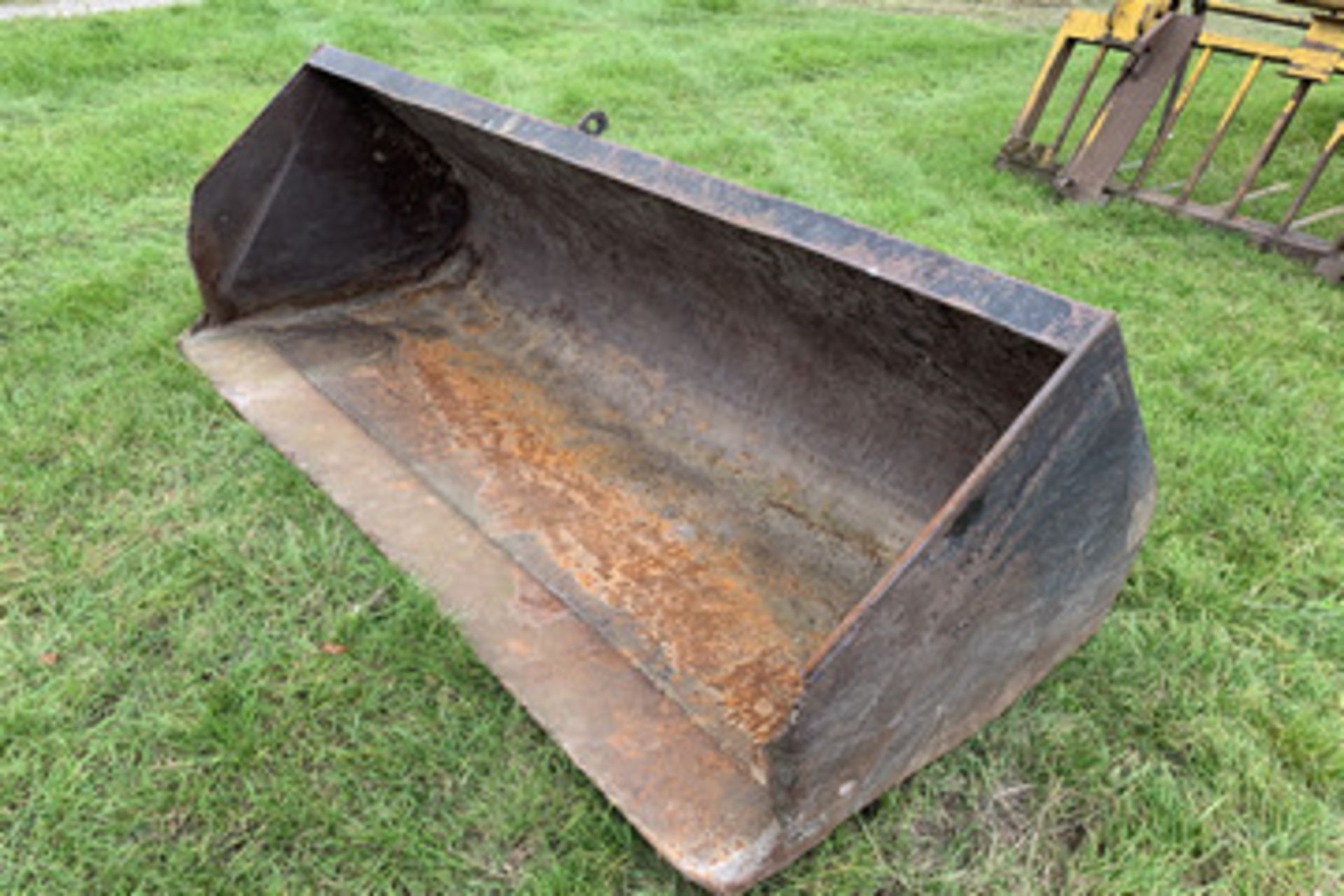 7'3" general purpose bucket with Chiltern brackets