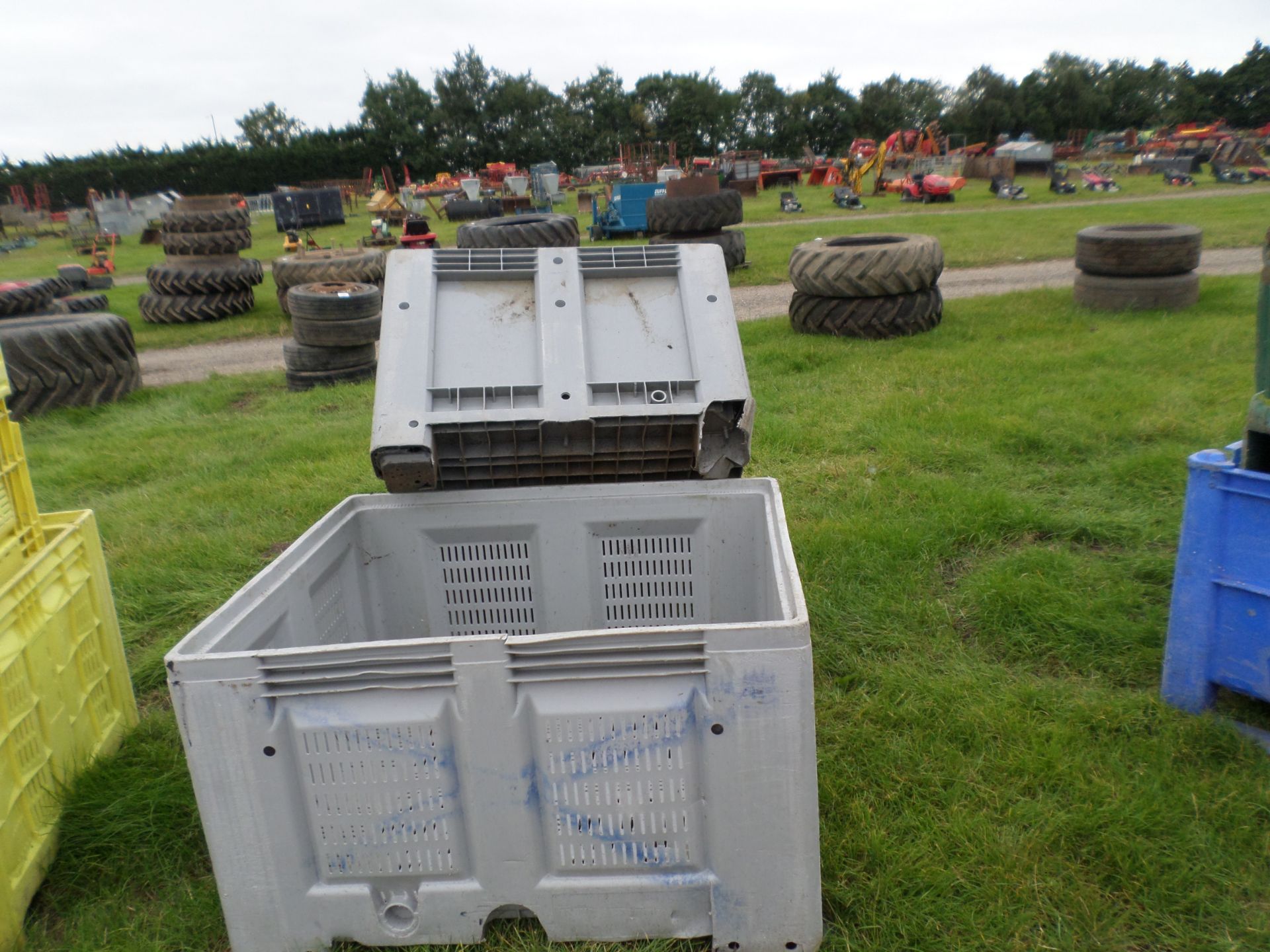 2 x Dovlav type material forklift handling boxes