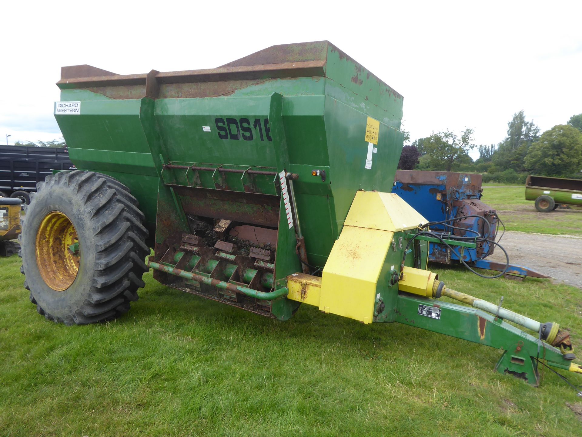 Richard Western SDS 16 dual muck spreader, excellent order, still has some paint on rotor and auger