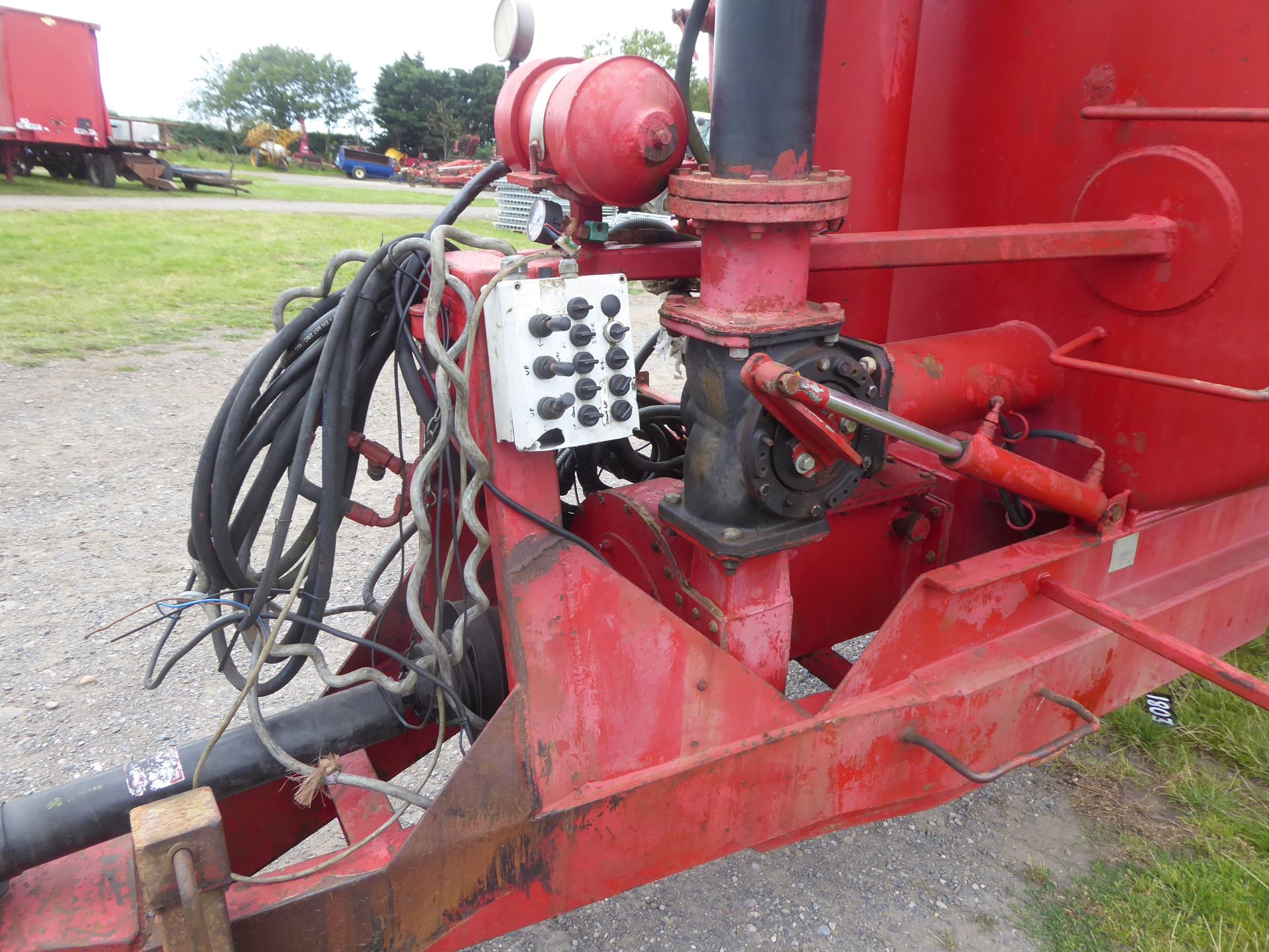 Gyllevogne 5000 gallon tandem axle slurry tanker c/w turbo fill booster pump, filler arm, PD front - Image 2 of 4