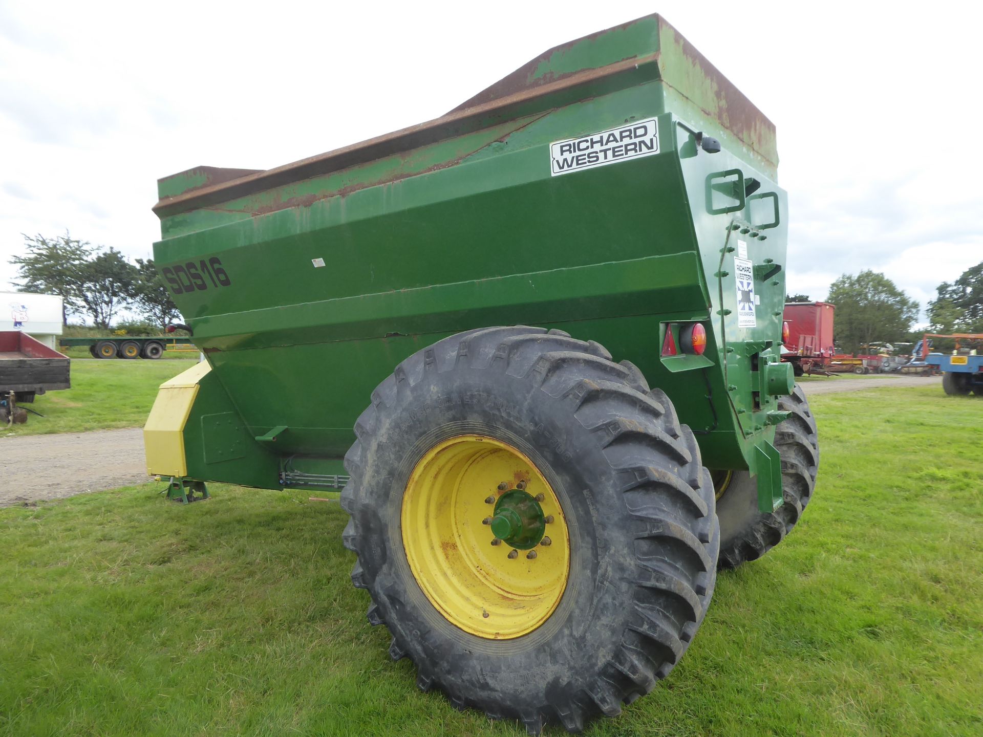 Richard Western SDS 16 dual muck spreader, excellent order, still has some paint on rotor and auger - Image 2 of 2