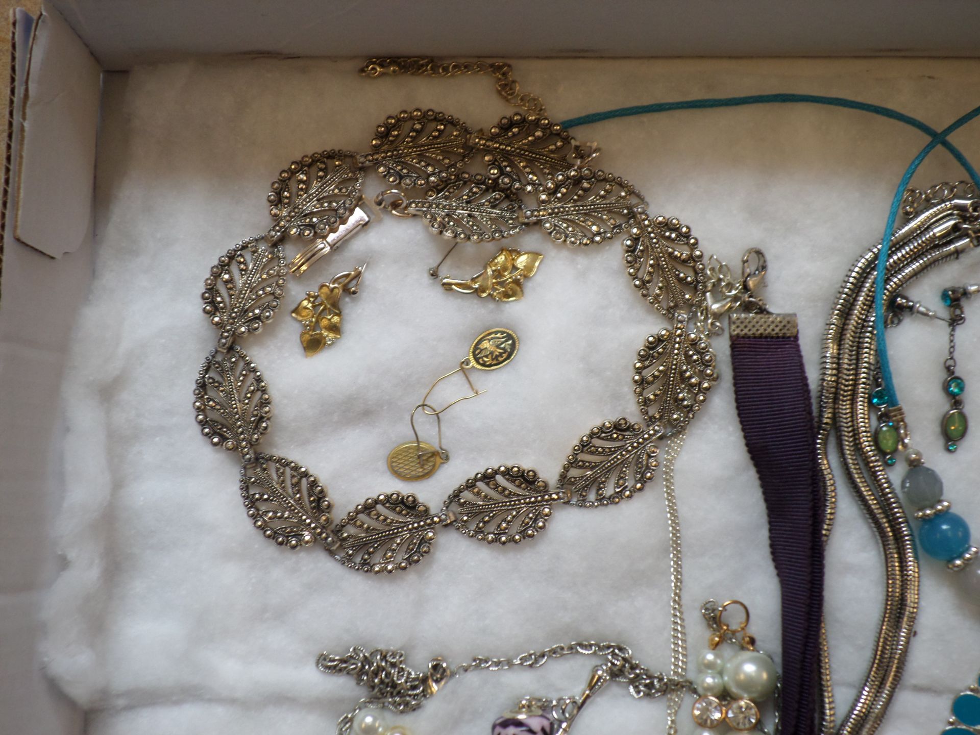 Tray of good quality costume jewellery - Image 3 of 6