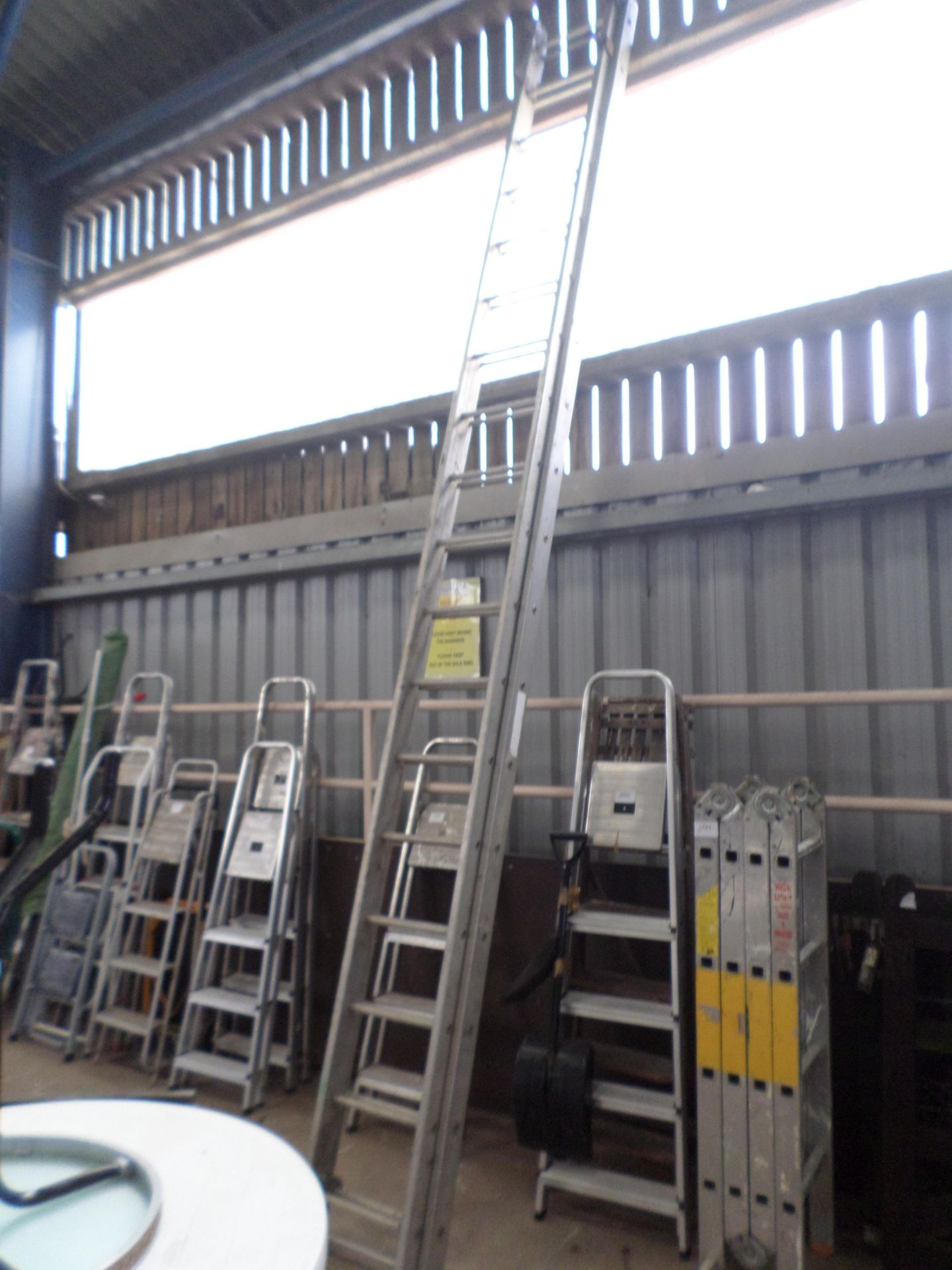 Extending metal ladders - Image 3 of 3