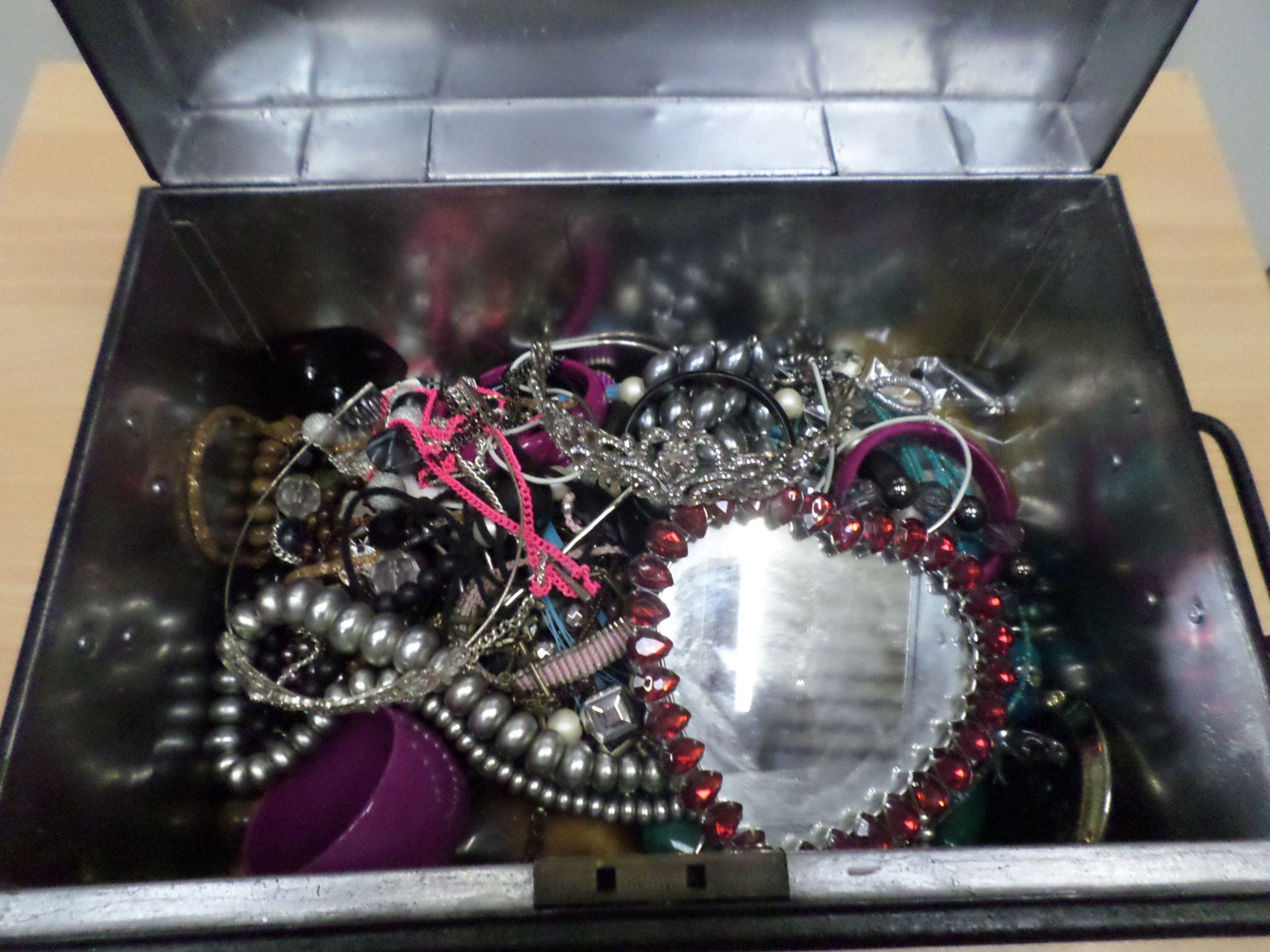 Box of jewellery - Image 2 of 2