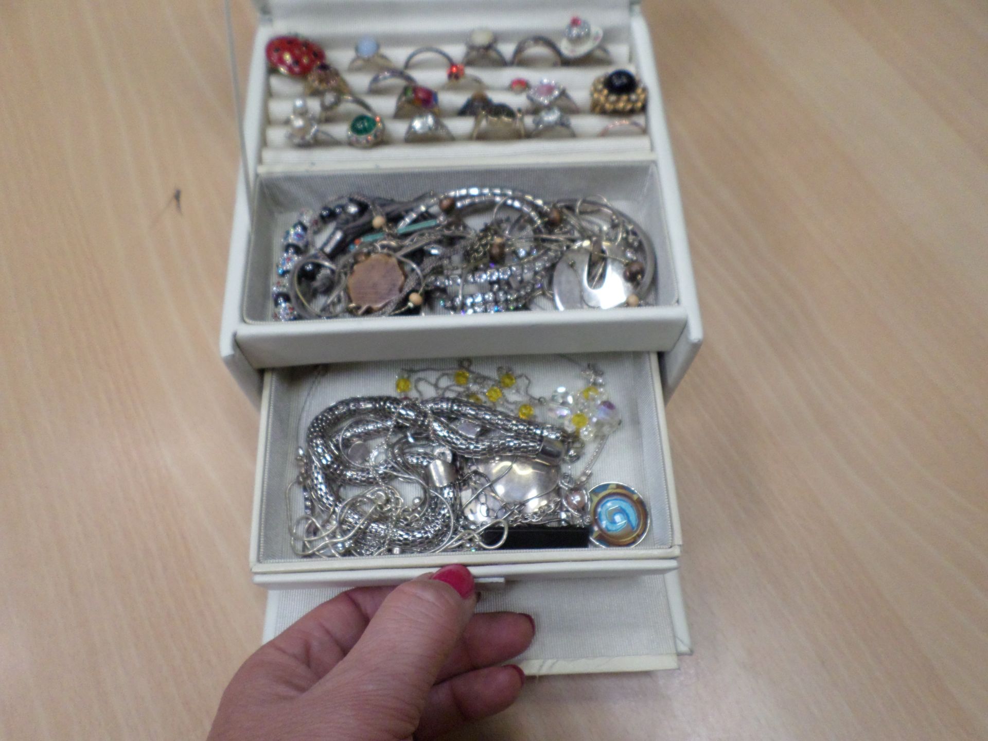 Carry case full of costume jewellery - Image 3 of 3