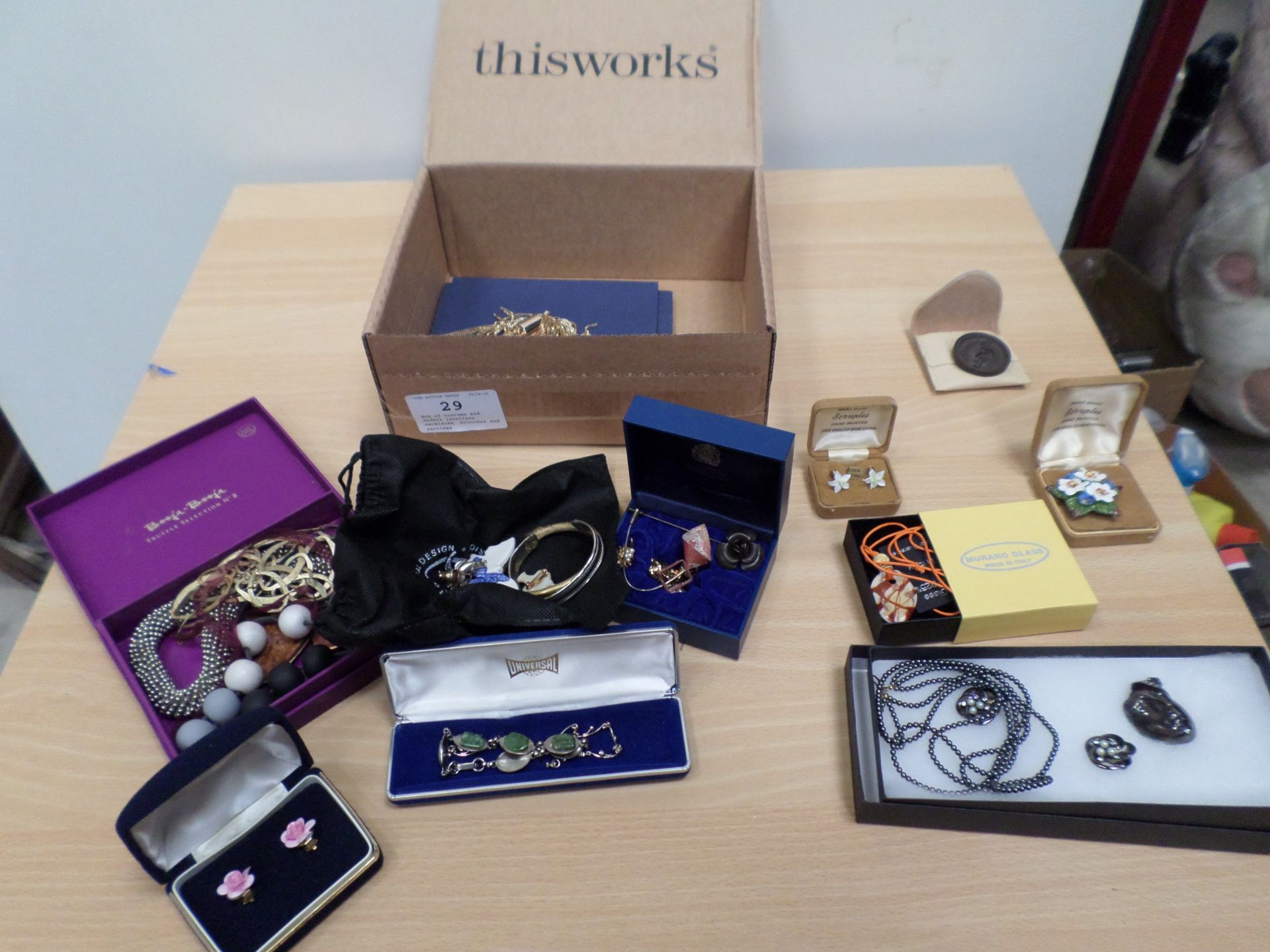 Box of costume and modern jewellery, necklaces, brooches and earrings